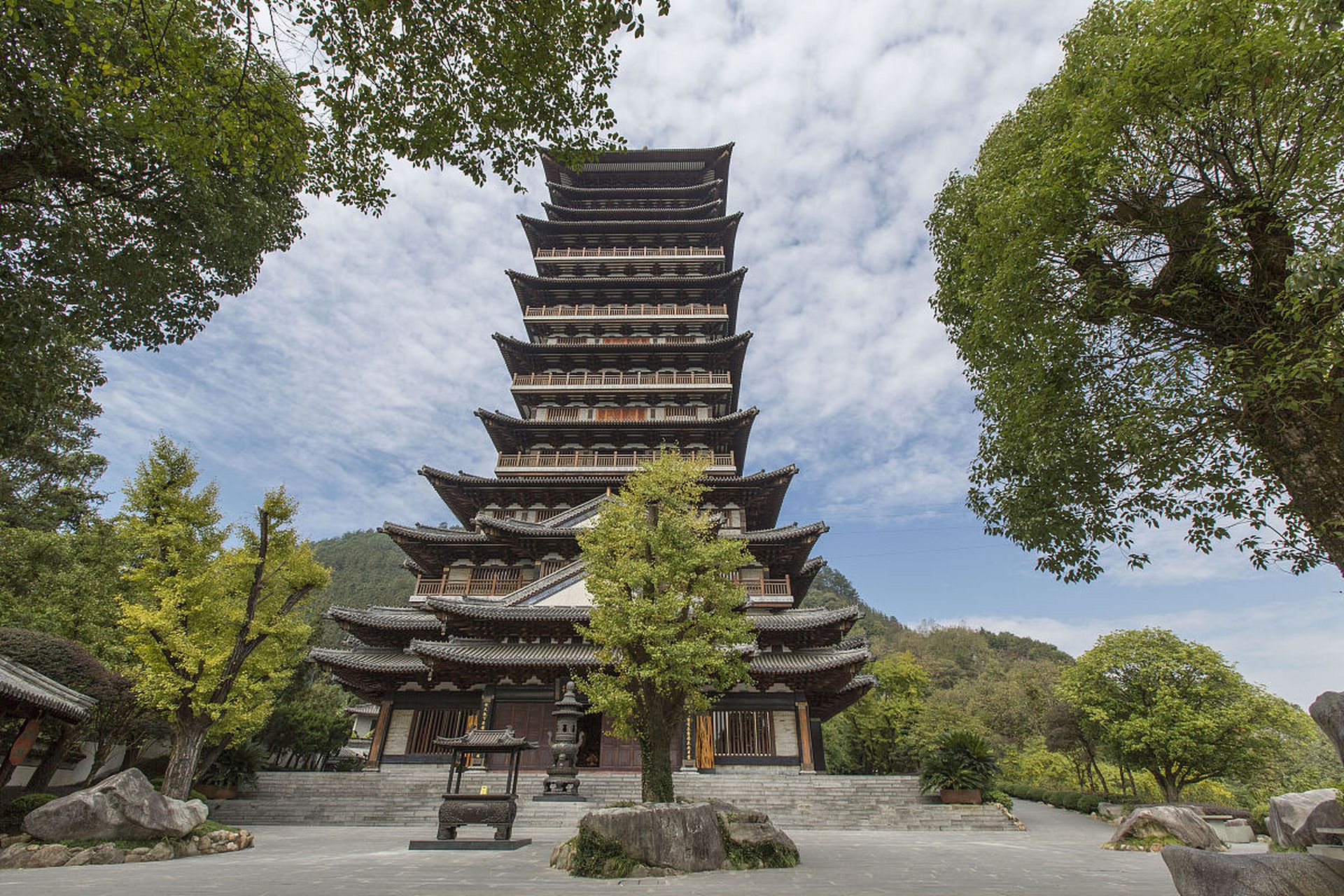 根宫佛国文化旅游景区是一处集自然风光,佛教文化和历史底蕴于一体的