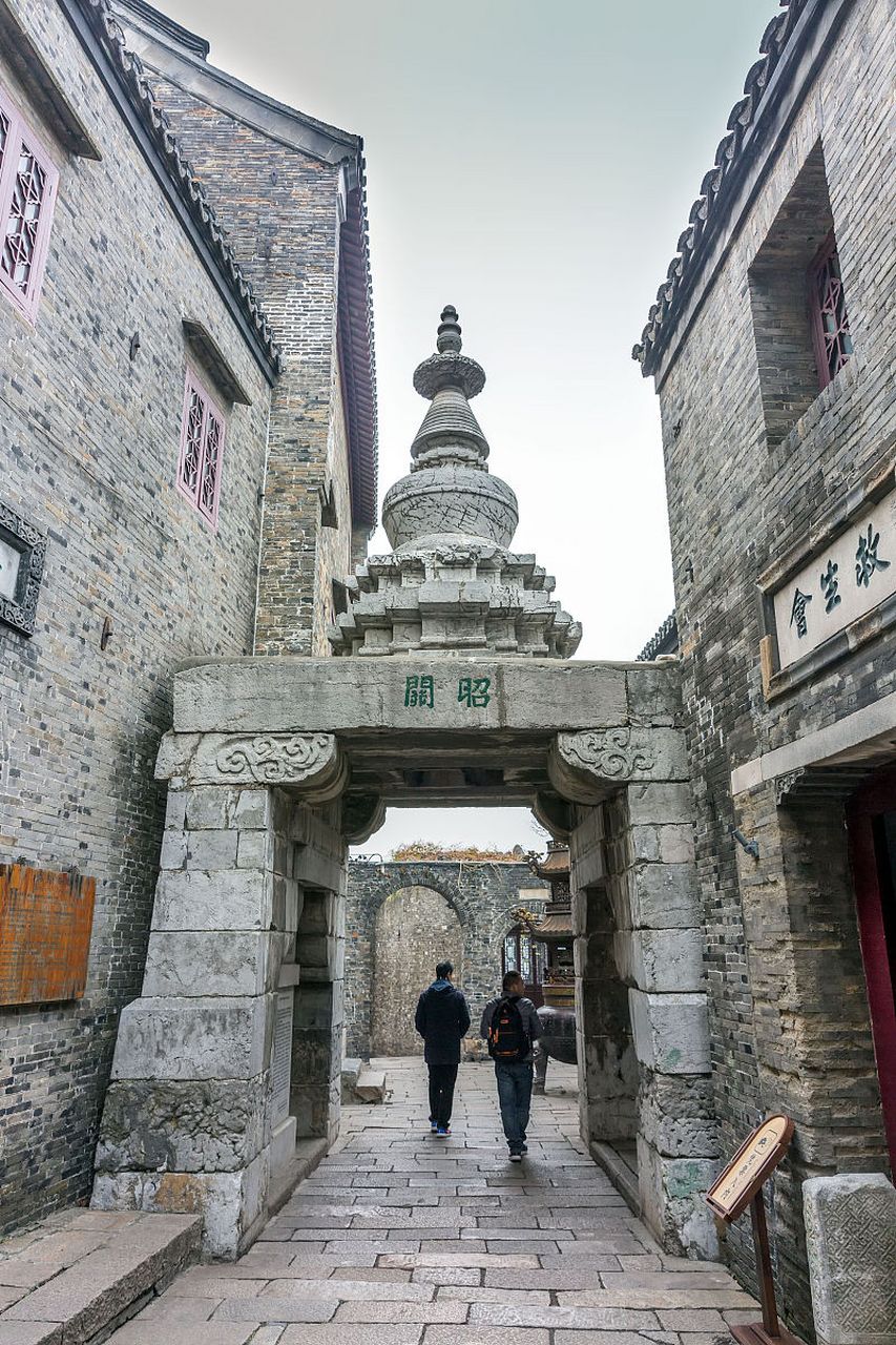 西津渡位于江苏省镇江市润州区,是一条历史悠久的古街.