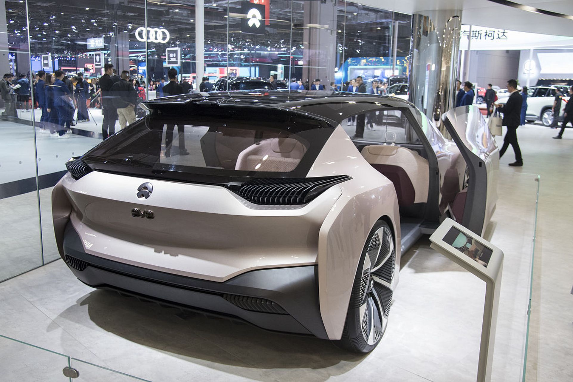 对于造车新势力的三大巨头来说,蔚来,理想,小鹏,其实对于宣传都不是