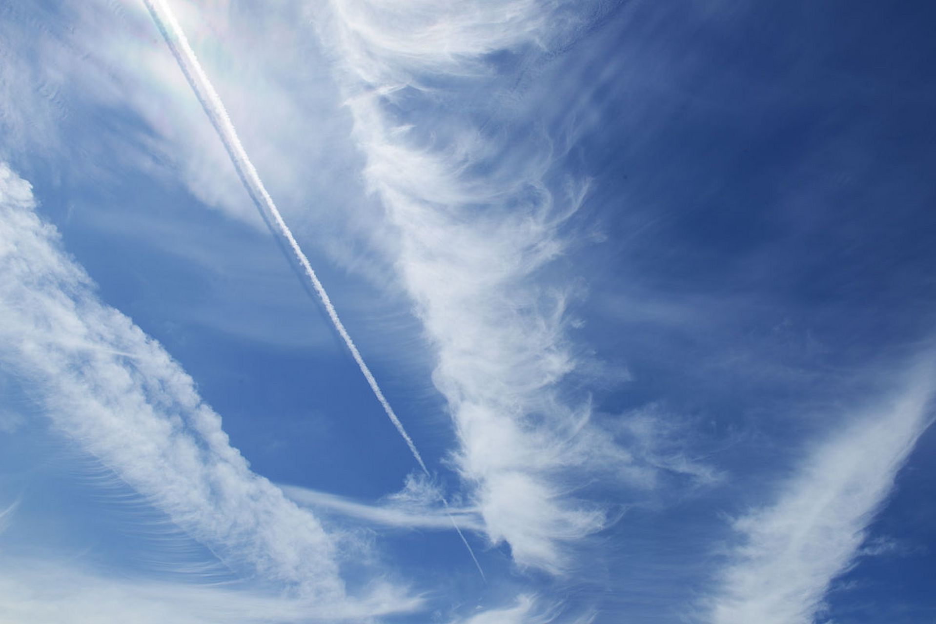 尾迹云#  #十万个为什么#   飞机拉之所以会拉白线,是由于飞机飞行