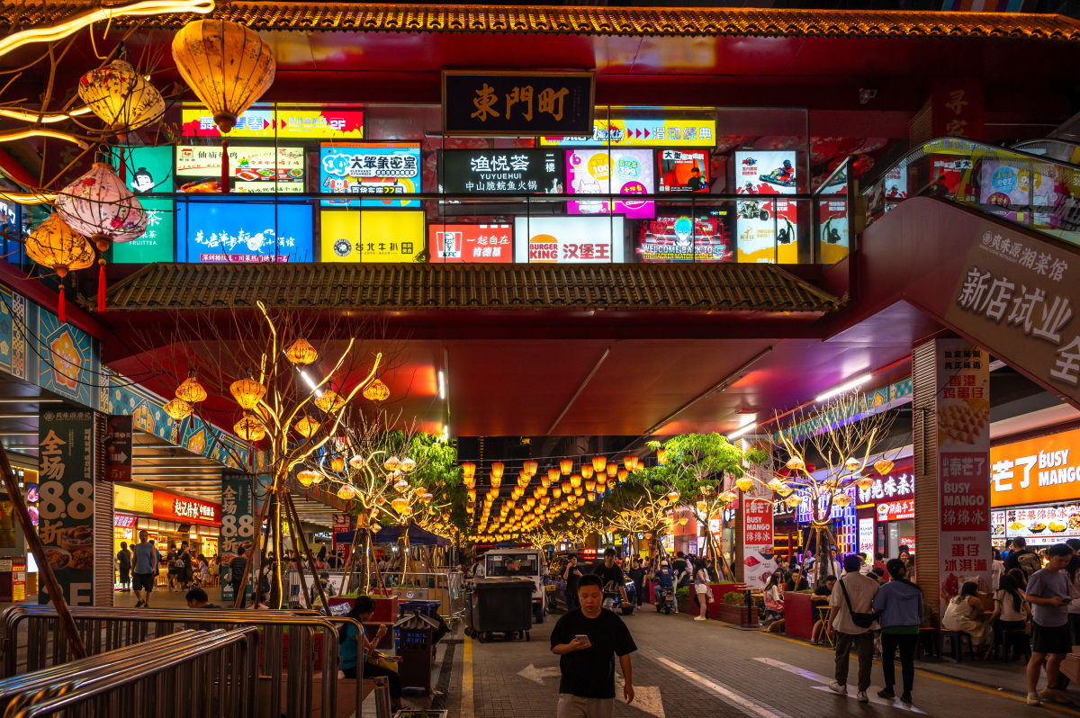 武汉最大的夜市步行街图片