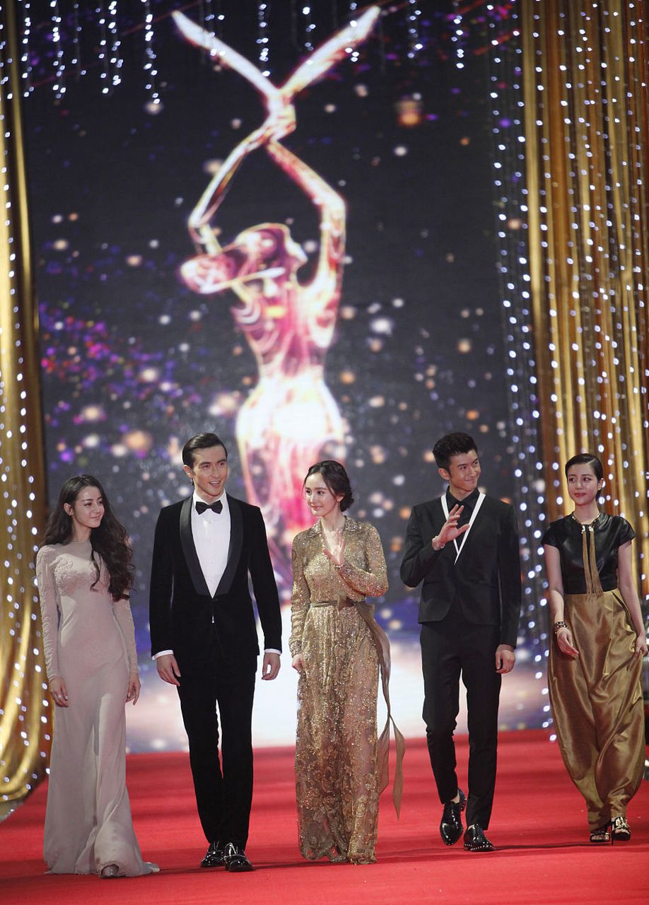 同框迪丽热巴和李溪芮,美得让人眼前一亮!