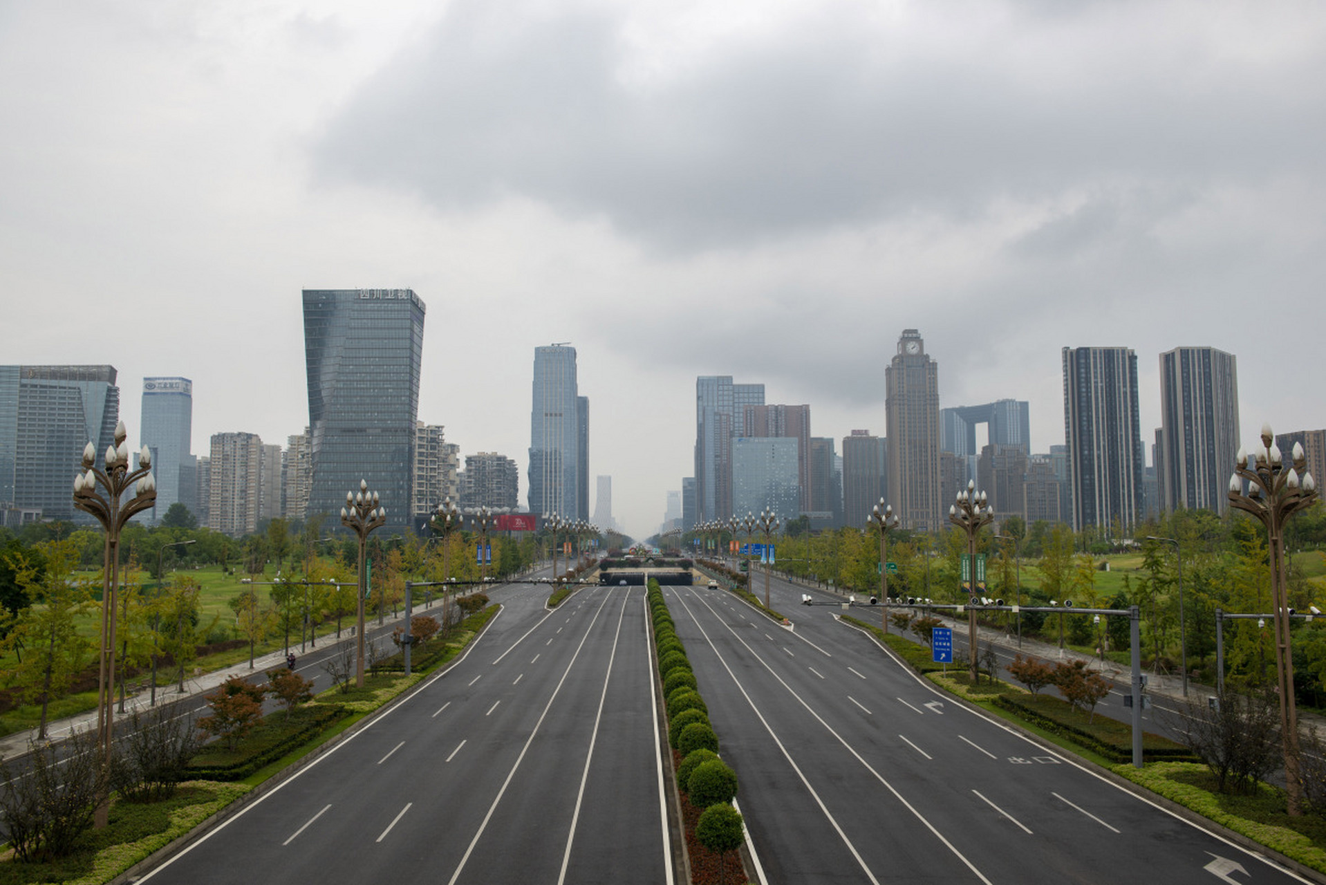 城市主干道  1,深圳深南大道:宽度约为350米,是深圳市中心的一条重要