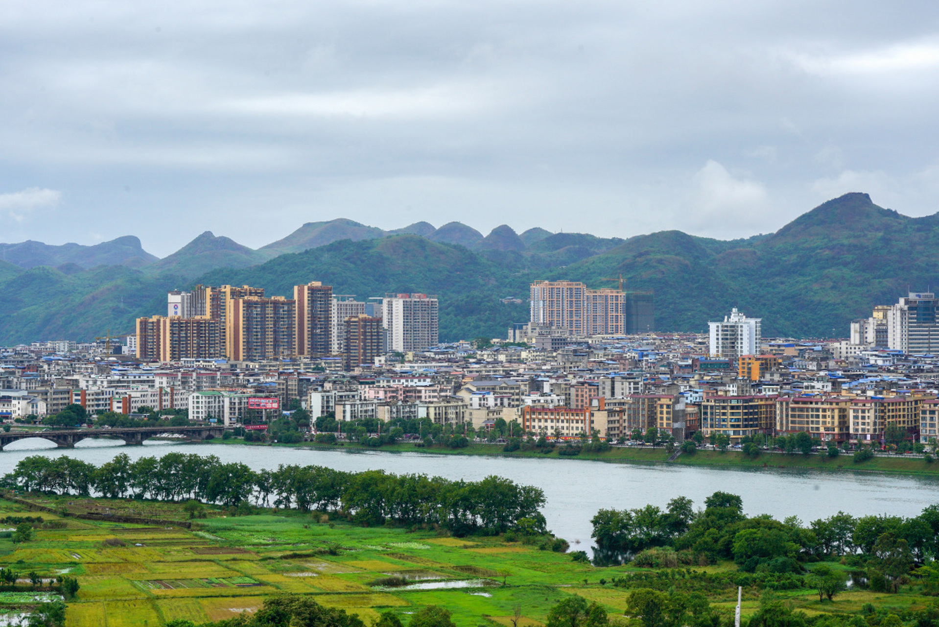 钟山县,广西贺州市辖县,位于广西东北部,总面积1472平方千米,常住人口