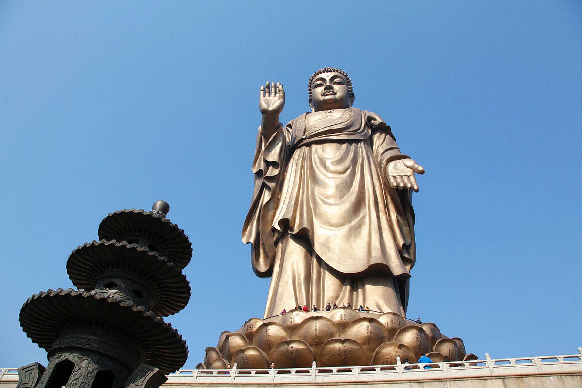 中国最著名的十尊佛像:  1,鲁山大佛  通高168米 2,海南观音  通高108