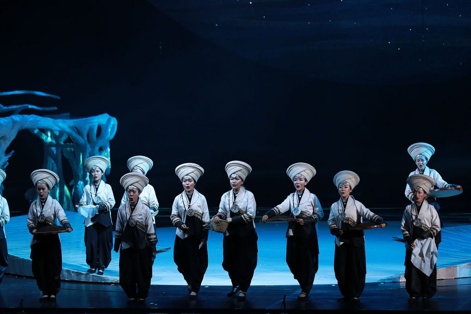 《小河淌水》是云南弥渡山歌的高腔音调,表达了人们对生活的热爱和对