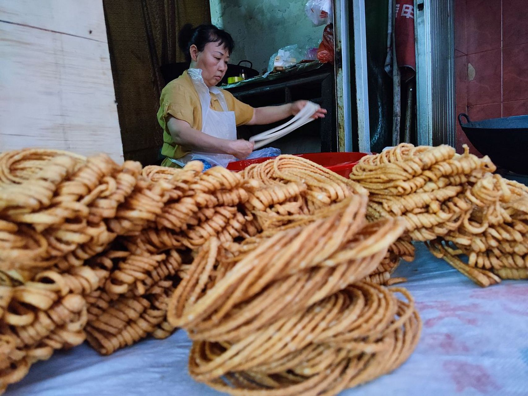 示例: 馓子是一种传统的中国油炸小吃,又称为"油馓子"或"油条".