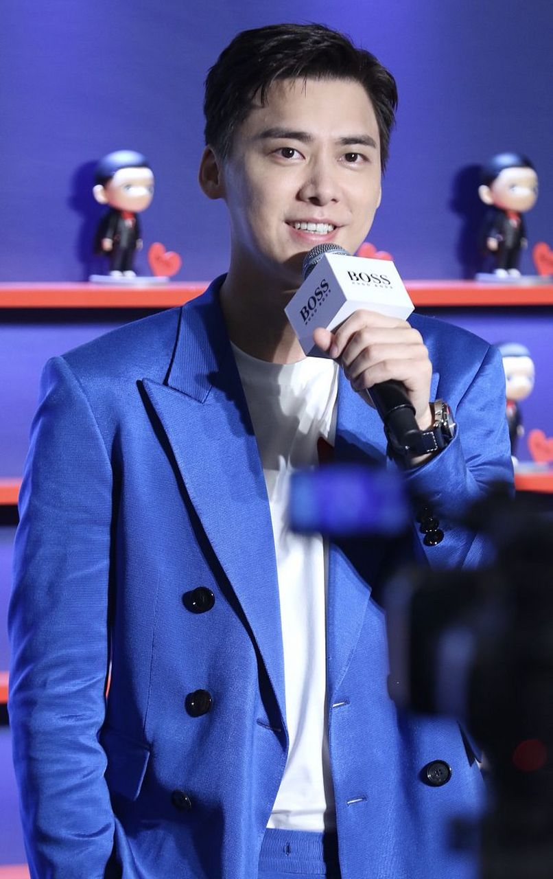 明星李易峰爱上韩国明星李多海,跨国恋情却因金钱告吹.