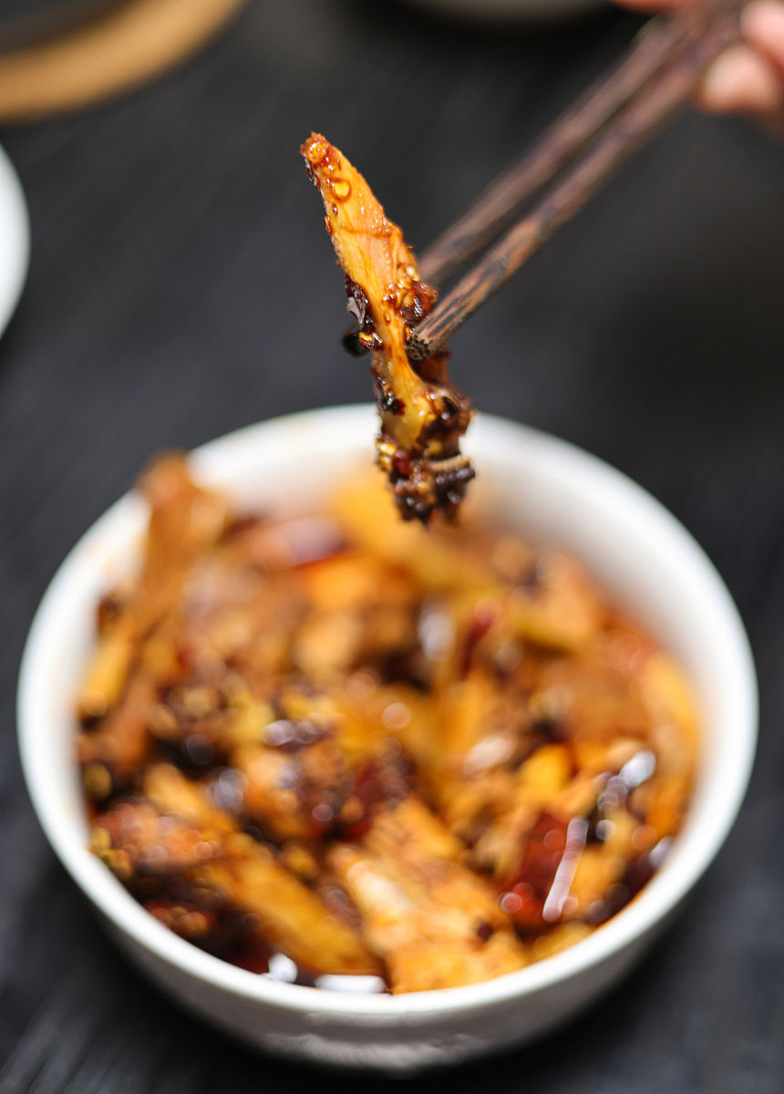 重庆丰都的两大特色美食,分别是麻辣鸡和糊辣壳!