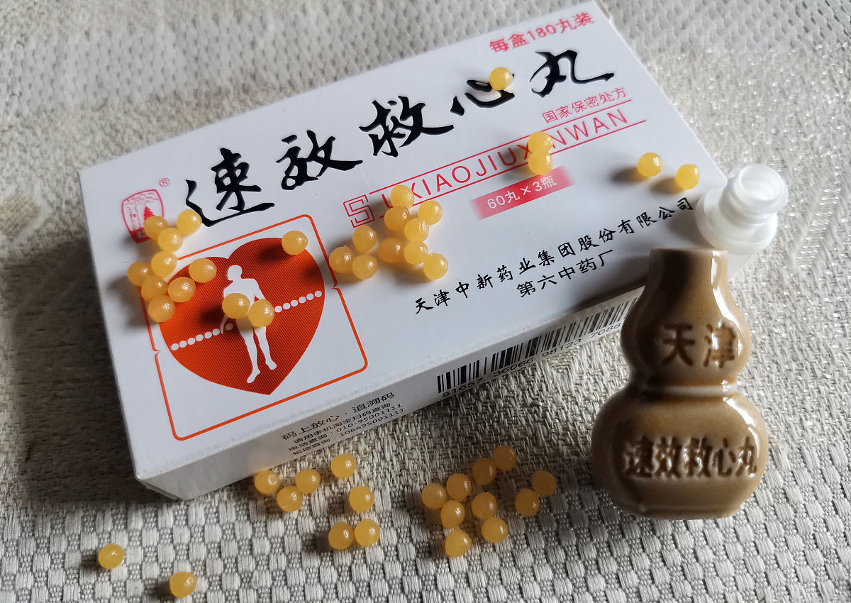 近日,河北一大爷考科目三,给同车考生发速效救心丸,称"吃完心里不突突
