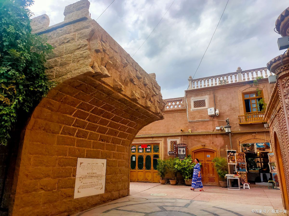 干沙漠边缘,眺望远处连绵起伏的天山山脉,在这片神秘而又壮丽的土地上