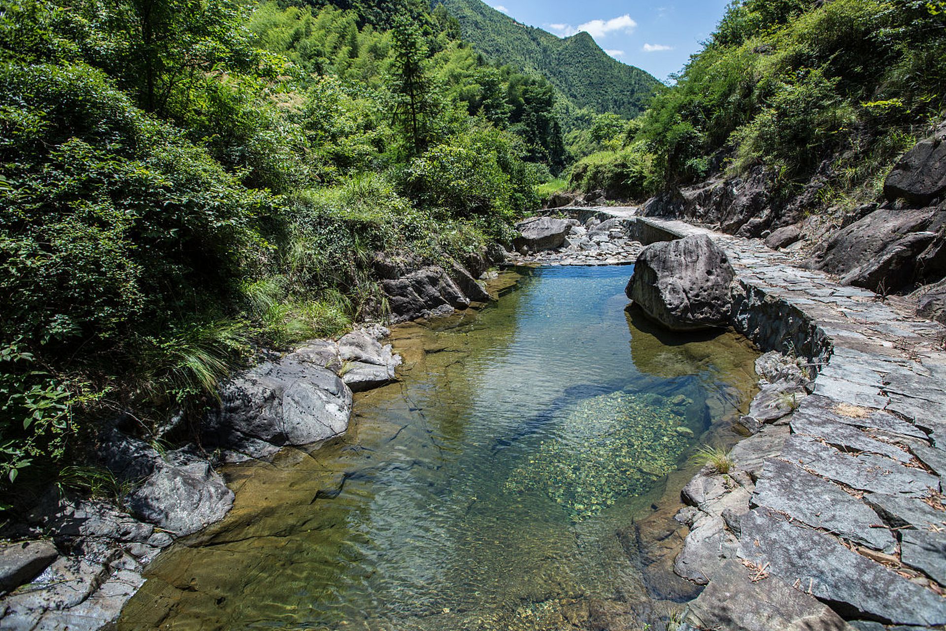 小寨子沟自然保护区位于四川西北部,距北川县城93公里,距绵阳150余