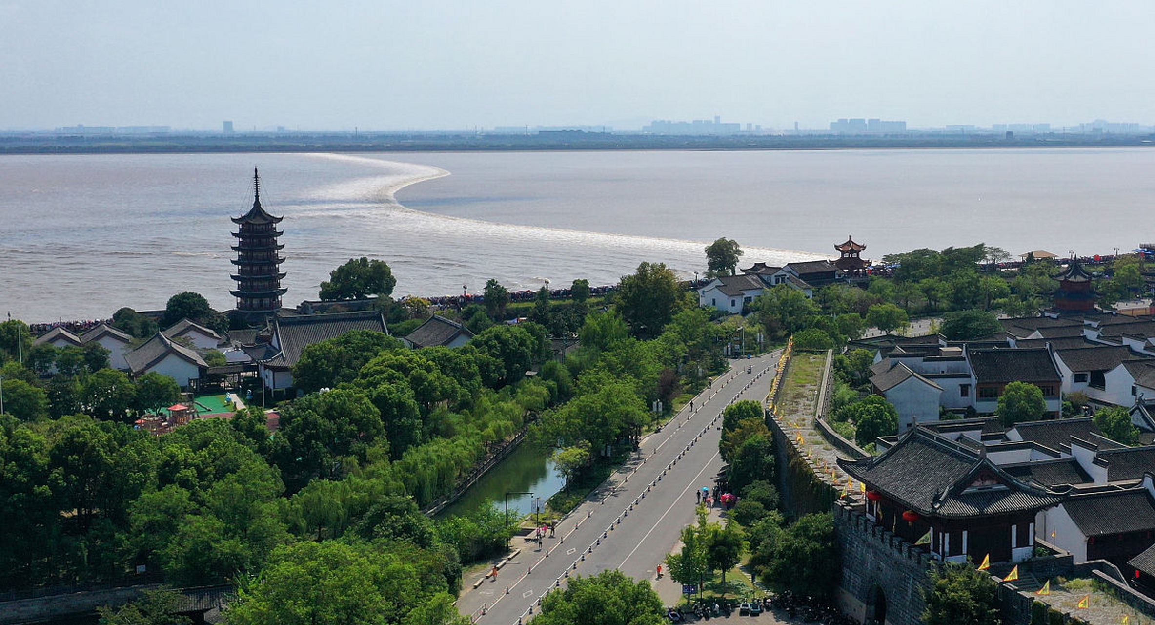 海宁盐官观潮景区是集观潮,赏景,休闲和美食于一体的旅游胜地游客可