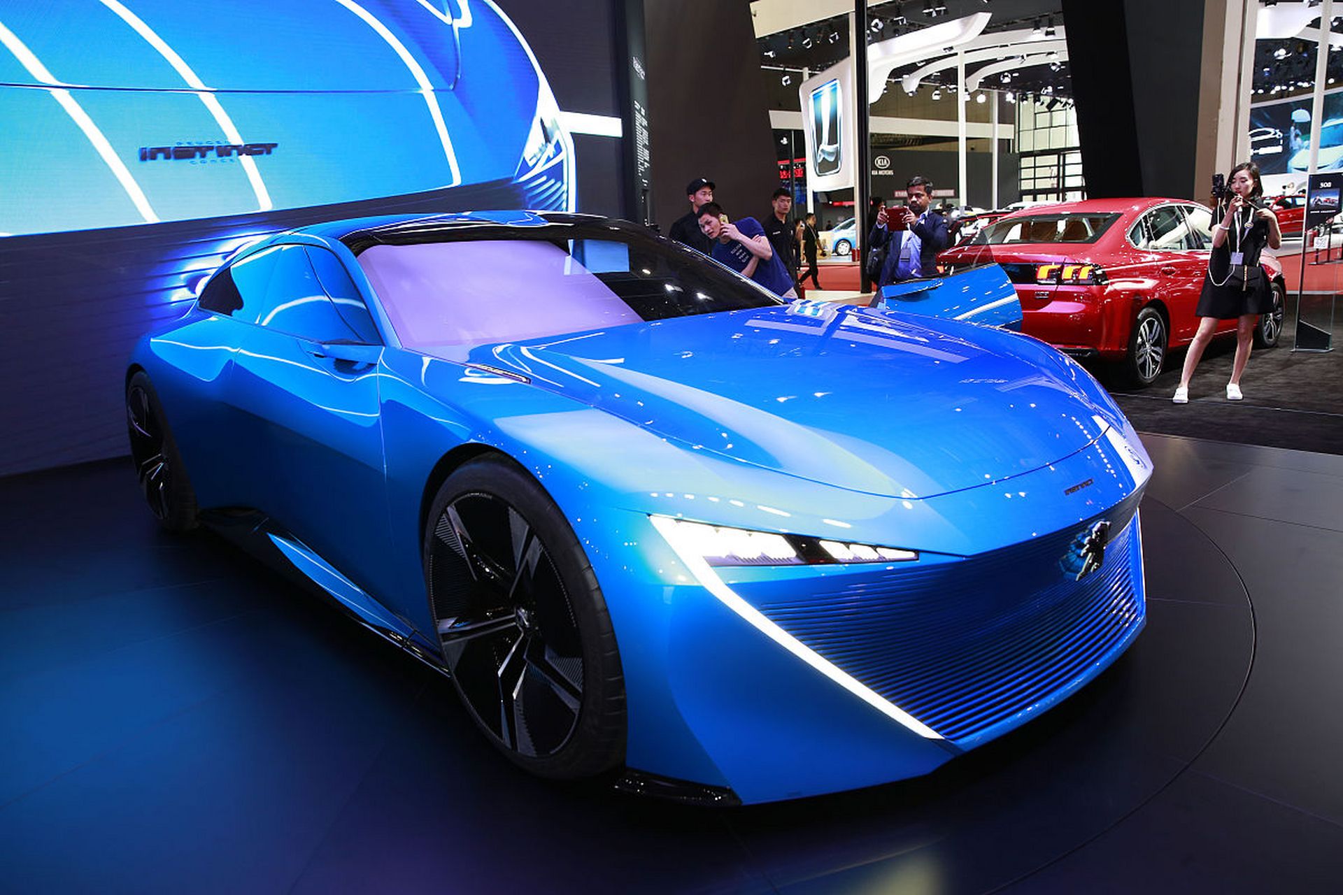 they put out new cars. 他们出了几款新车型!