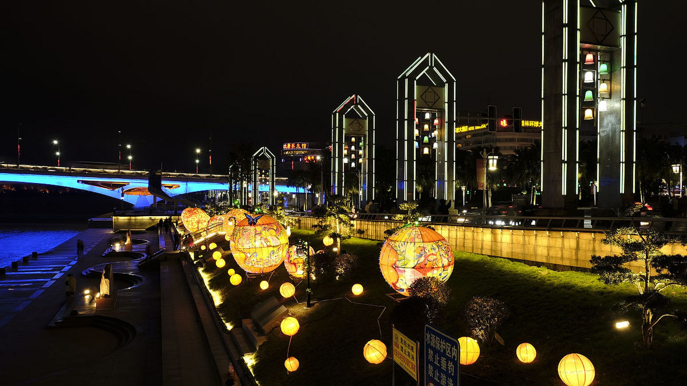 镜头里的春天# 桂林滨江路的夜景确实美得令人心弦.