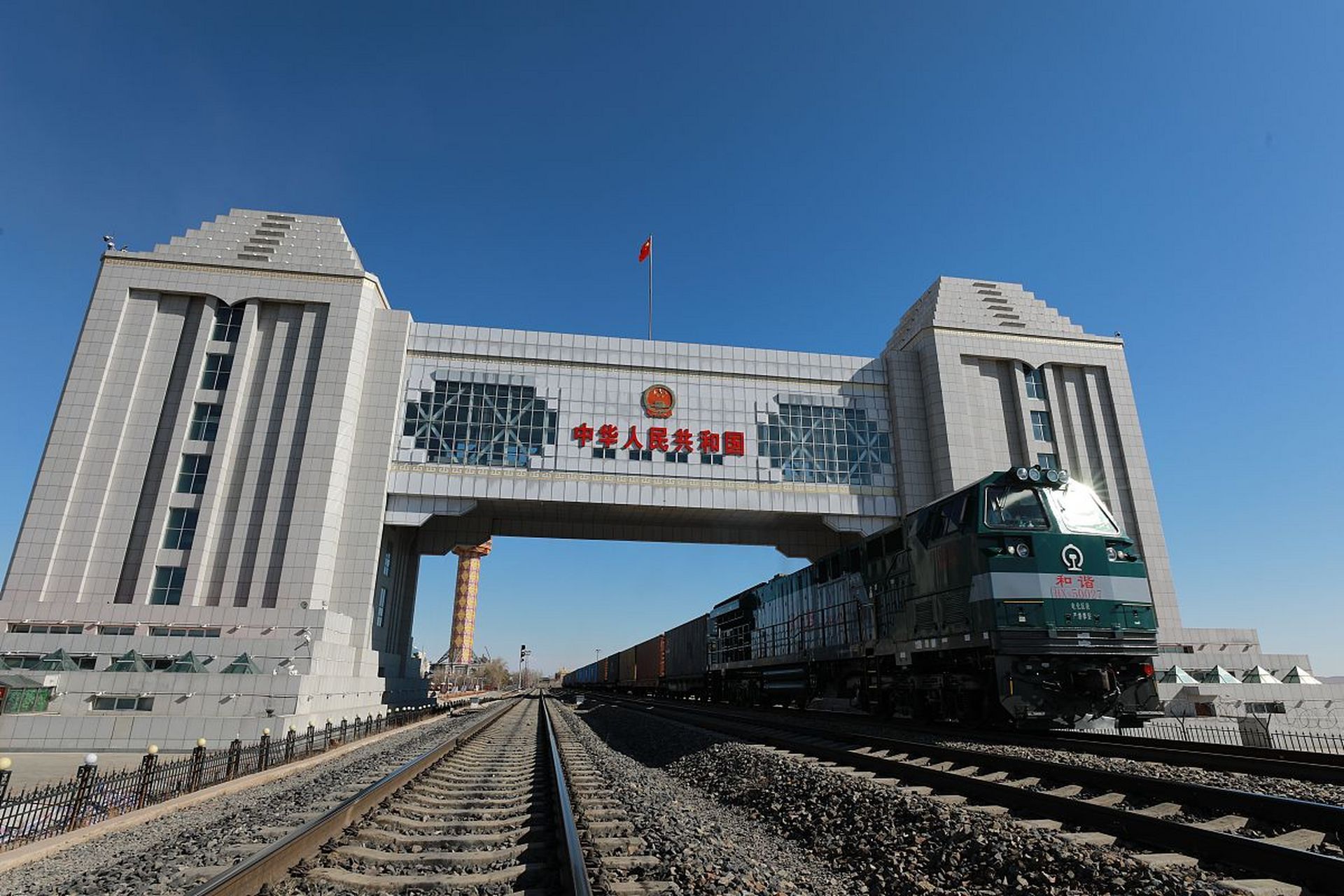 满洲里到俄罗斯旅游方便,无需签证.推荐开通手机漫游,换卢布现金.