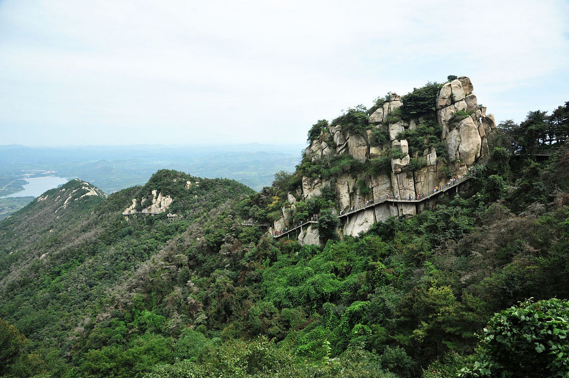 临沂沂蒙山地风景名胜区,这片广袤的土地仿佛是一幅绵延不绝的画卷