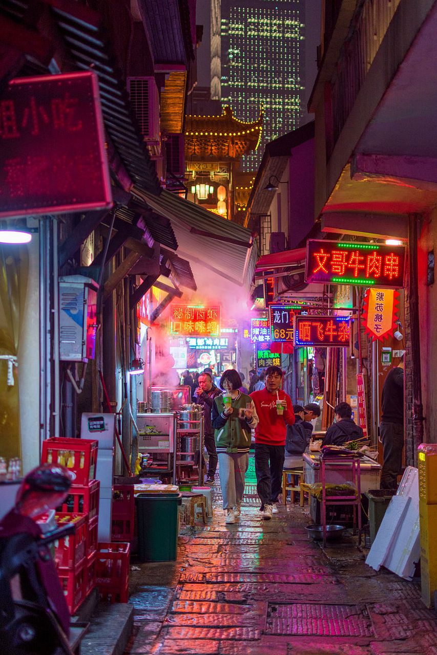 堕落街位于长沙市湖大师大附近,曾经是这一区域的一条标志性街道.