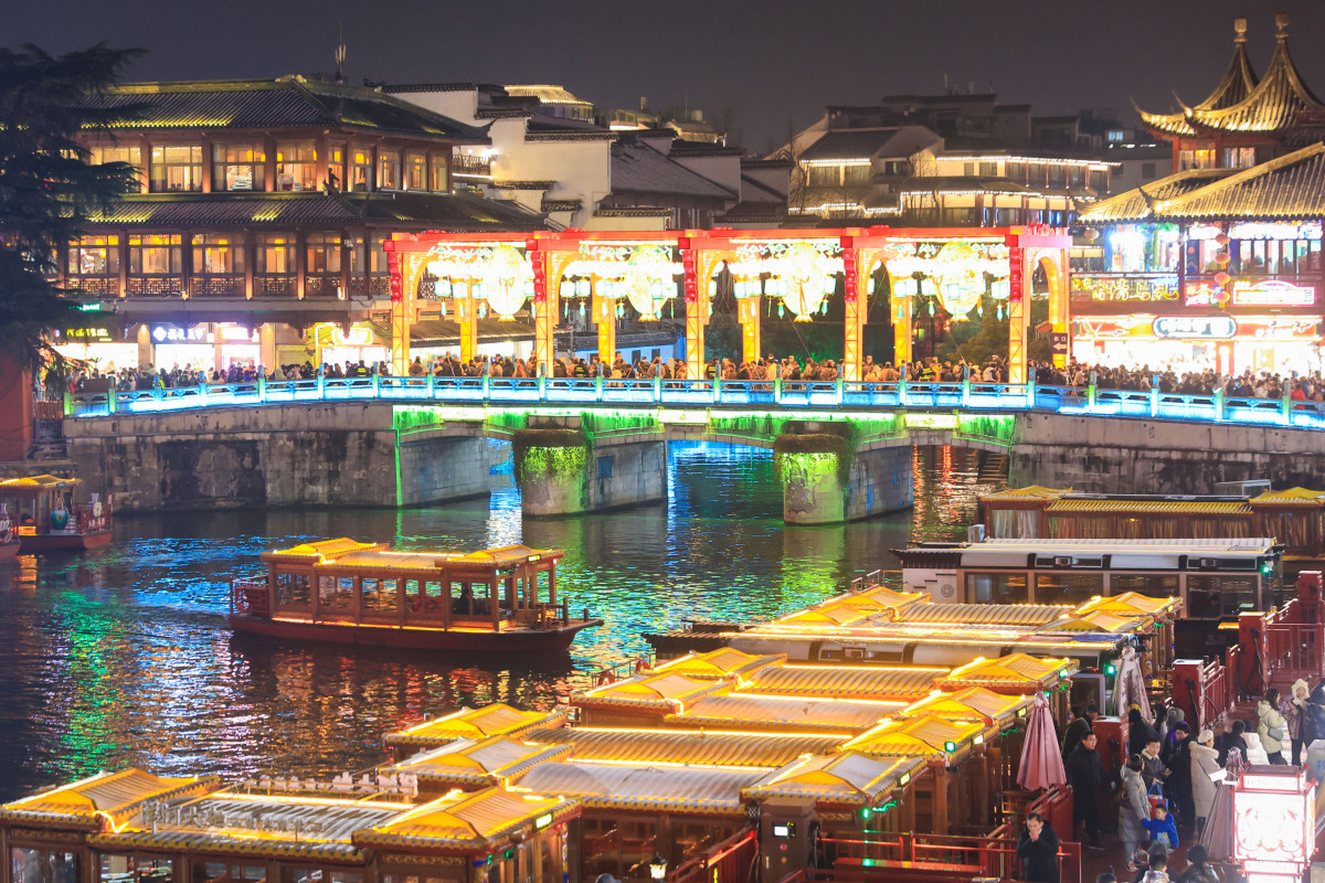 夫子庙夜游:穿越千年的秦淮梦  夜色渐浓,华灯初上,我踏入了南京的