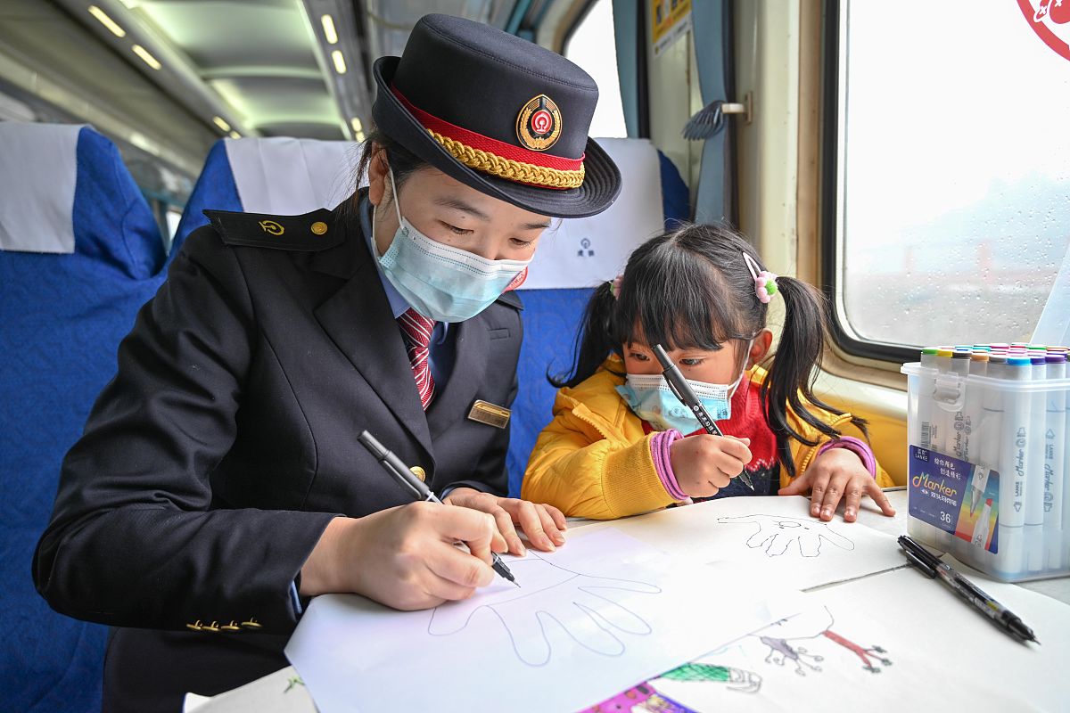 儿童旅客乘火车须带有效身份证件