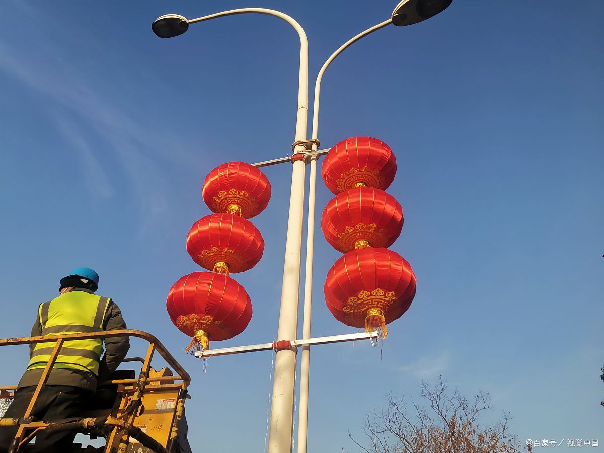 让大家能够迅速感受到过年的浓厚气氛主干道带图案路灯路灯杆挂灯笼