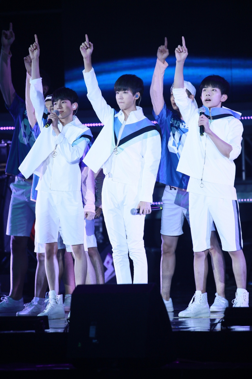 tfboys演唱会的黄牛票被曝光,官方票价定在580至2013元,而黄牛手里的