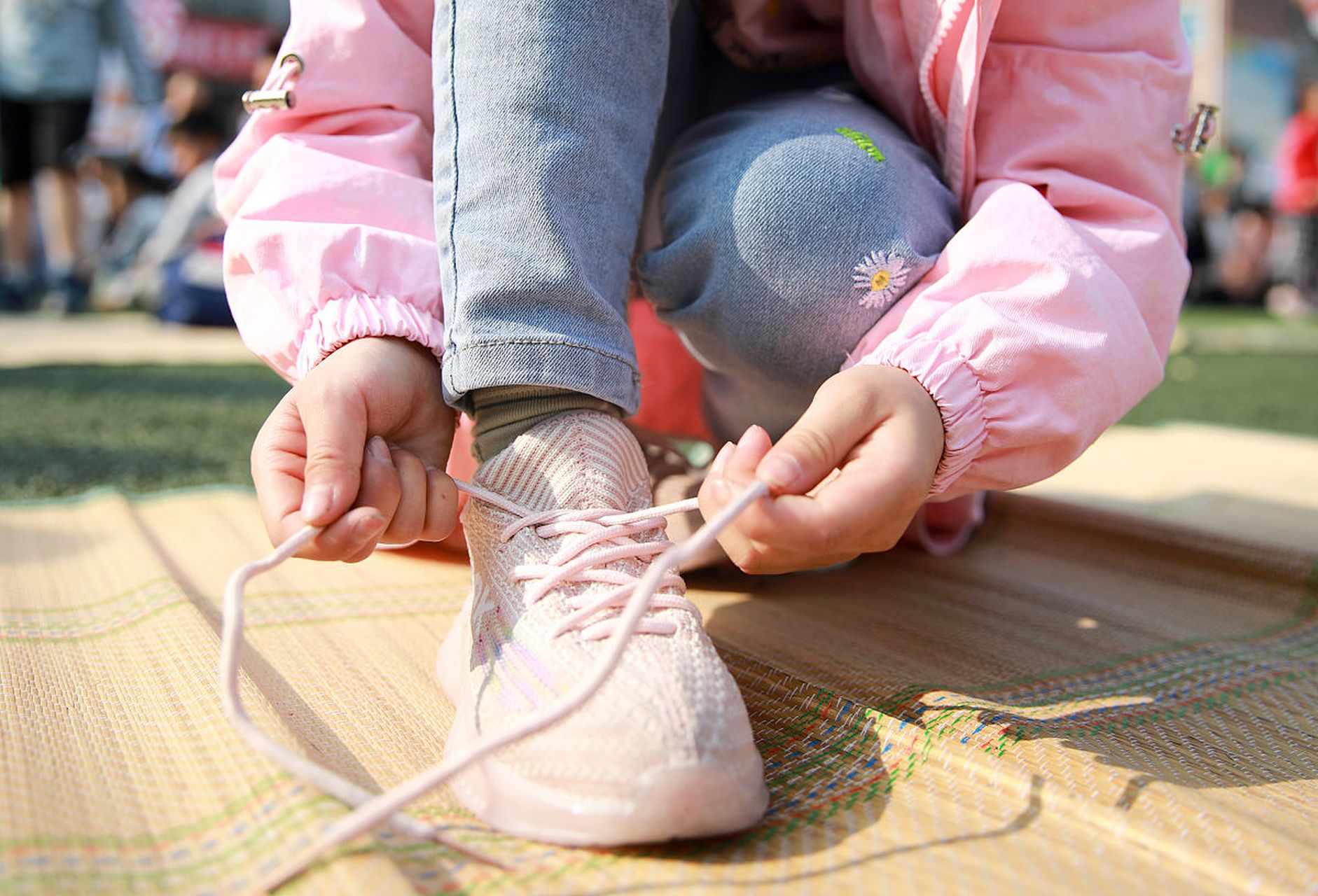 大多数孩子要在幼儿园中班甚至更晚才能学会自己绑鞋带.
