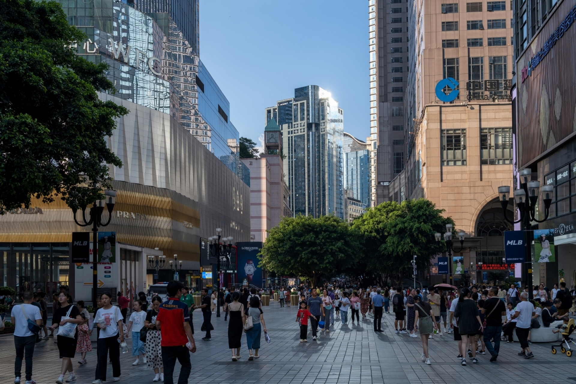 重庆解放碑步行街是游客与本地人的快乐天堂!