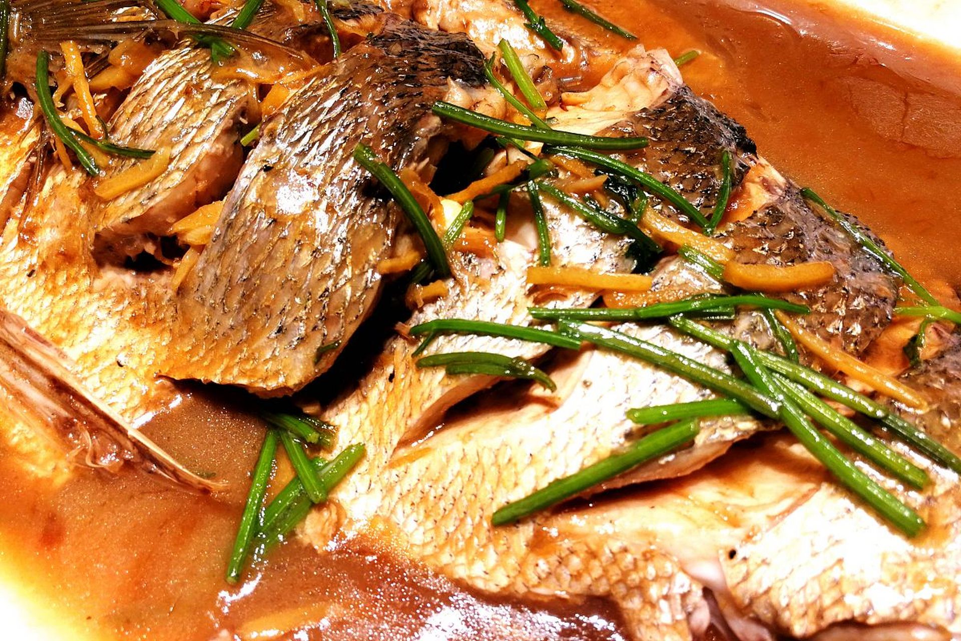 红烧鲈鱼是一道非常美味的菜肴,它不仅口感鲜美,而且营养丰富.