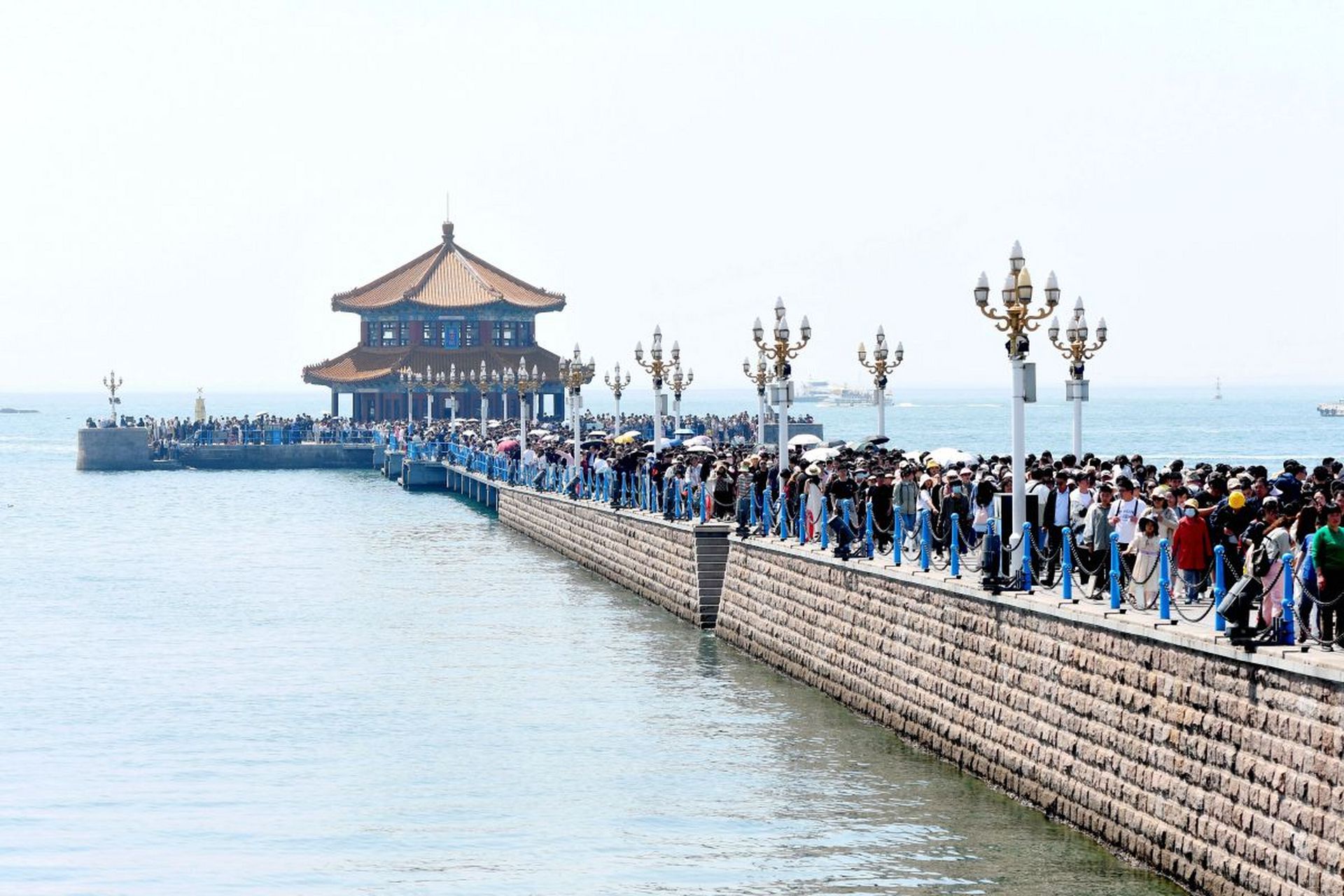 青岛栈桥是青岛的地标性建筑,位于山东省青岛市市南区海滨,始建忧清