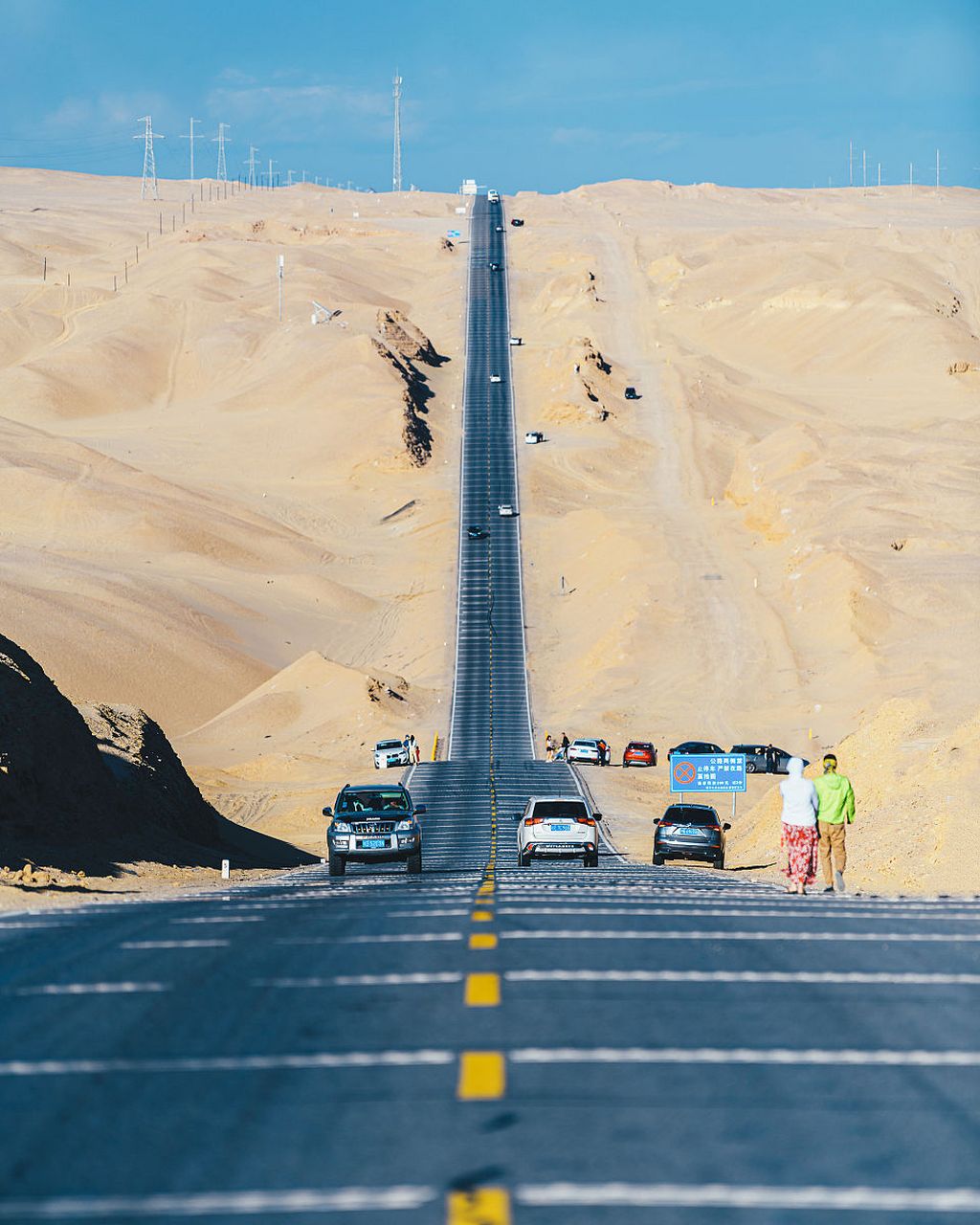 这条u型公路位于青海省东北部,沿途穿越青海湖,柴达木盆地等自然