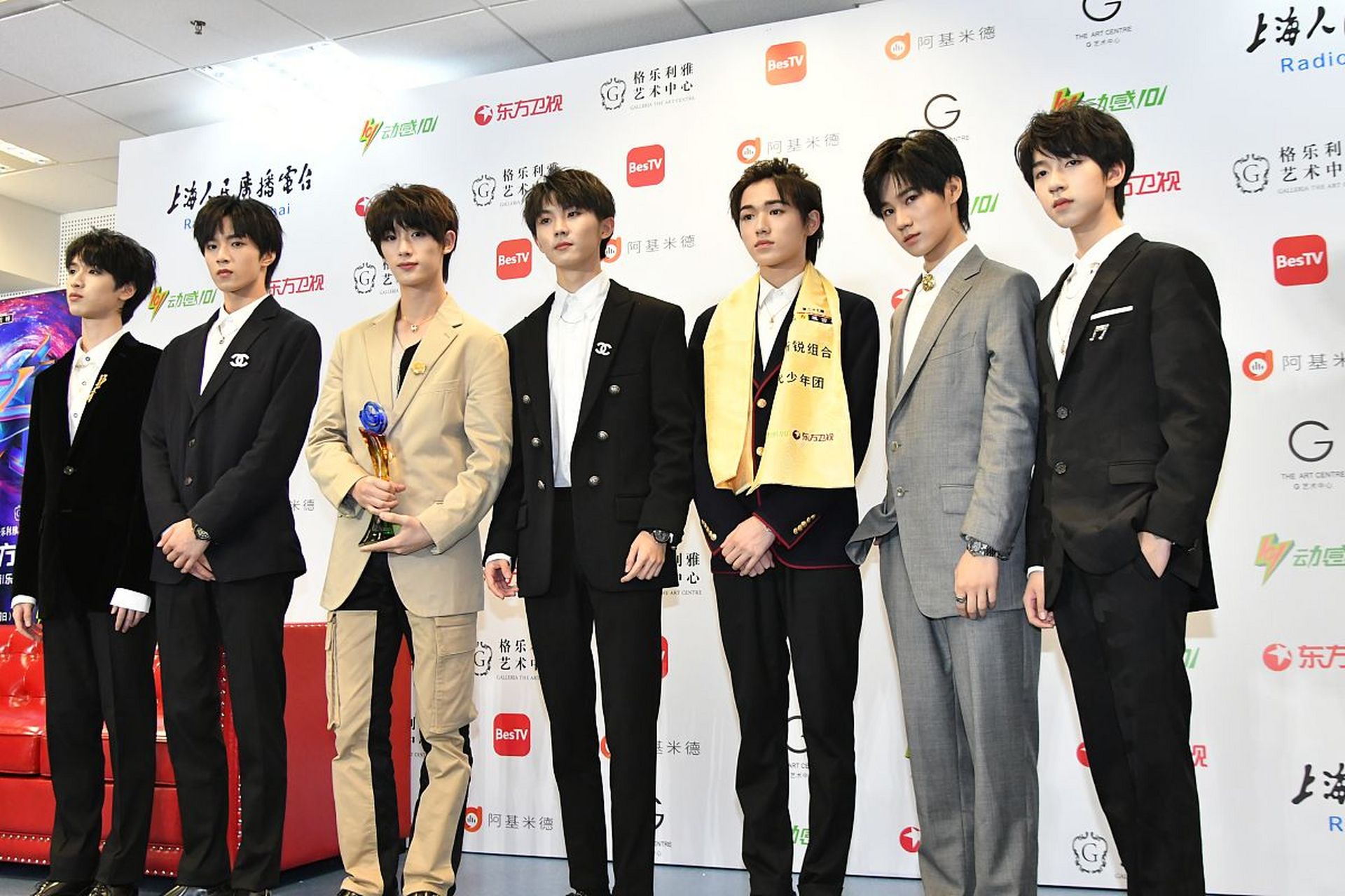 这两年,时代少年团的发展之路走得似乎不是很顺利,一代师兄tfboys的根