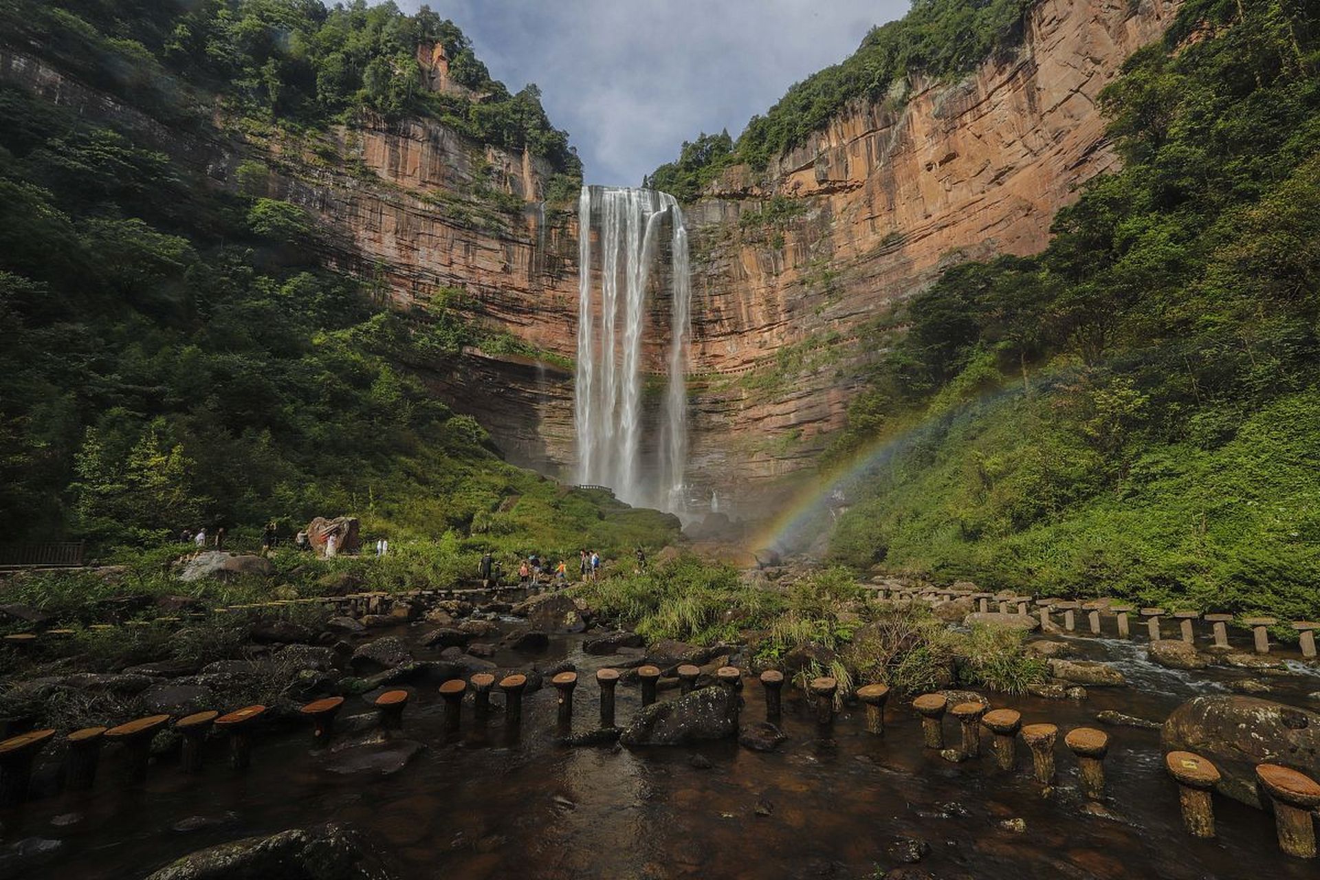 四面山,位于江津市,距重庆市区140千米,这座"倒置山"将带你踏上一段