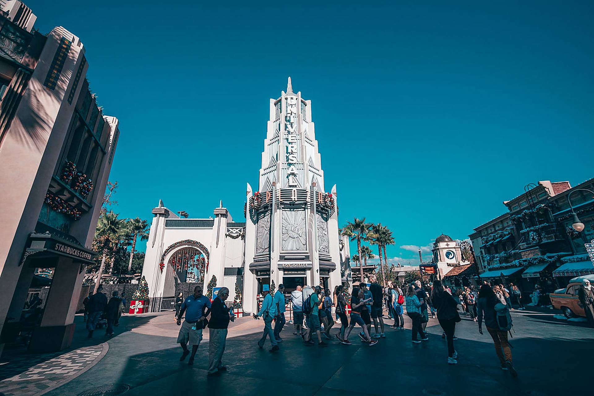 好莱坞环球影城  位于洛杉矶市区西北郊,是游客到洛杉矶的必游之地.