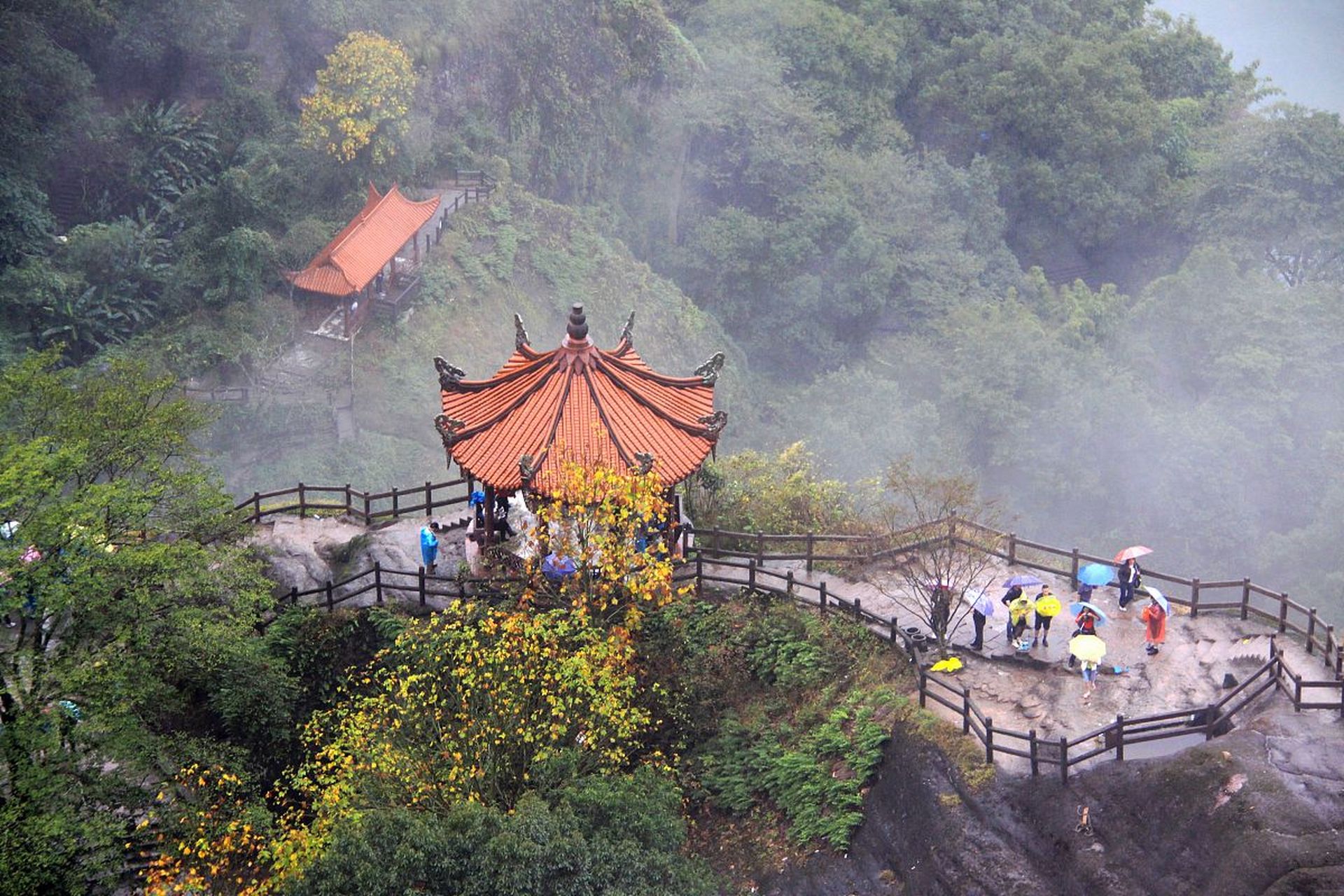 安康擂鼓台,一座隐匿于秦岭深处的神秘仙境,以其古朴的道观建筑和秀