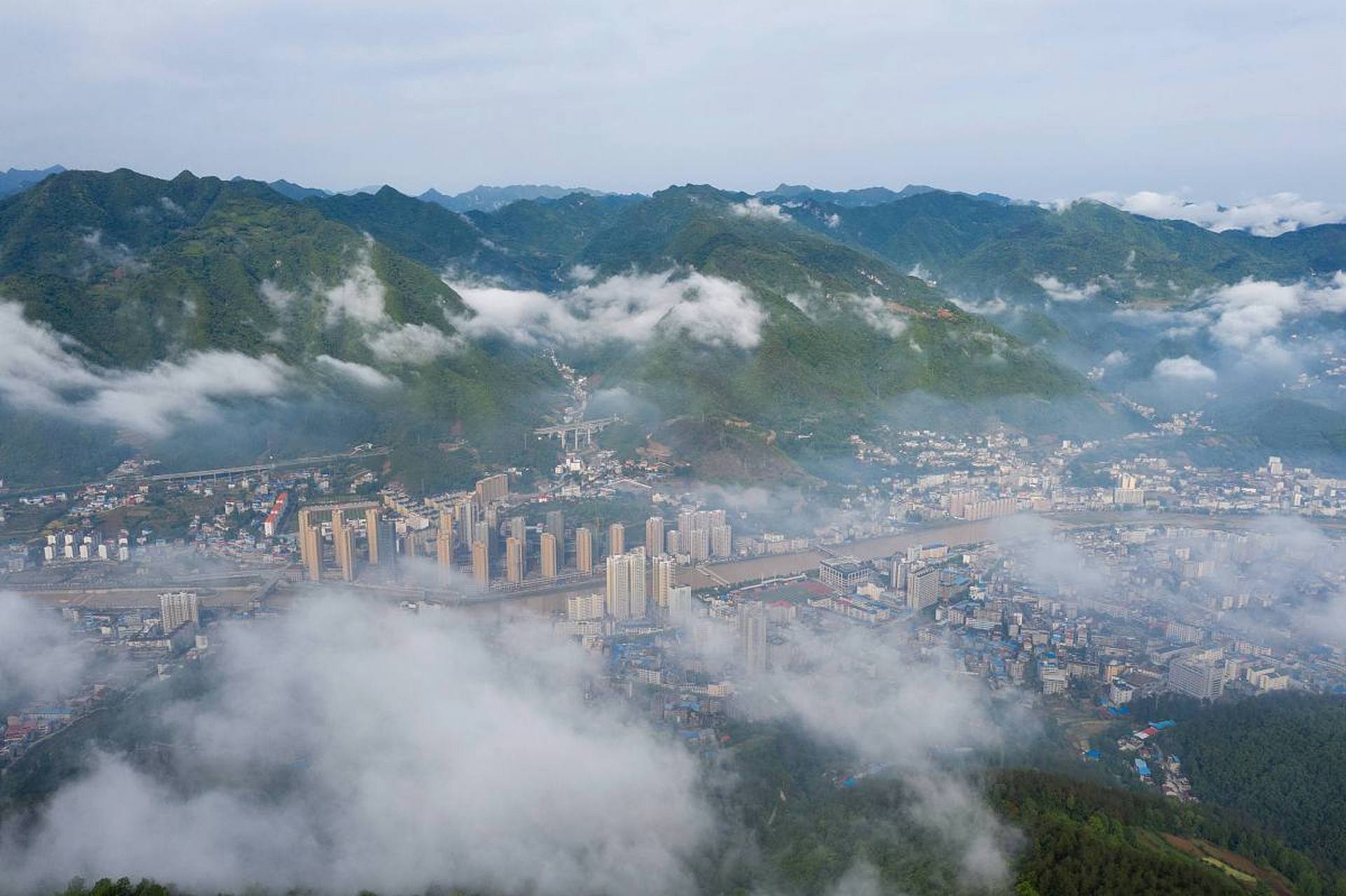 南顶草原位于湖北省襄阳市保康县,是自然爱好者和摄影爱好者的天堂.