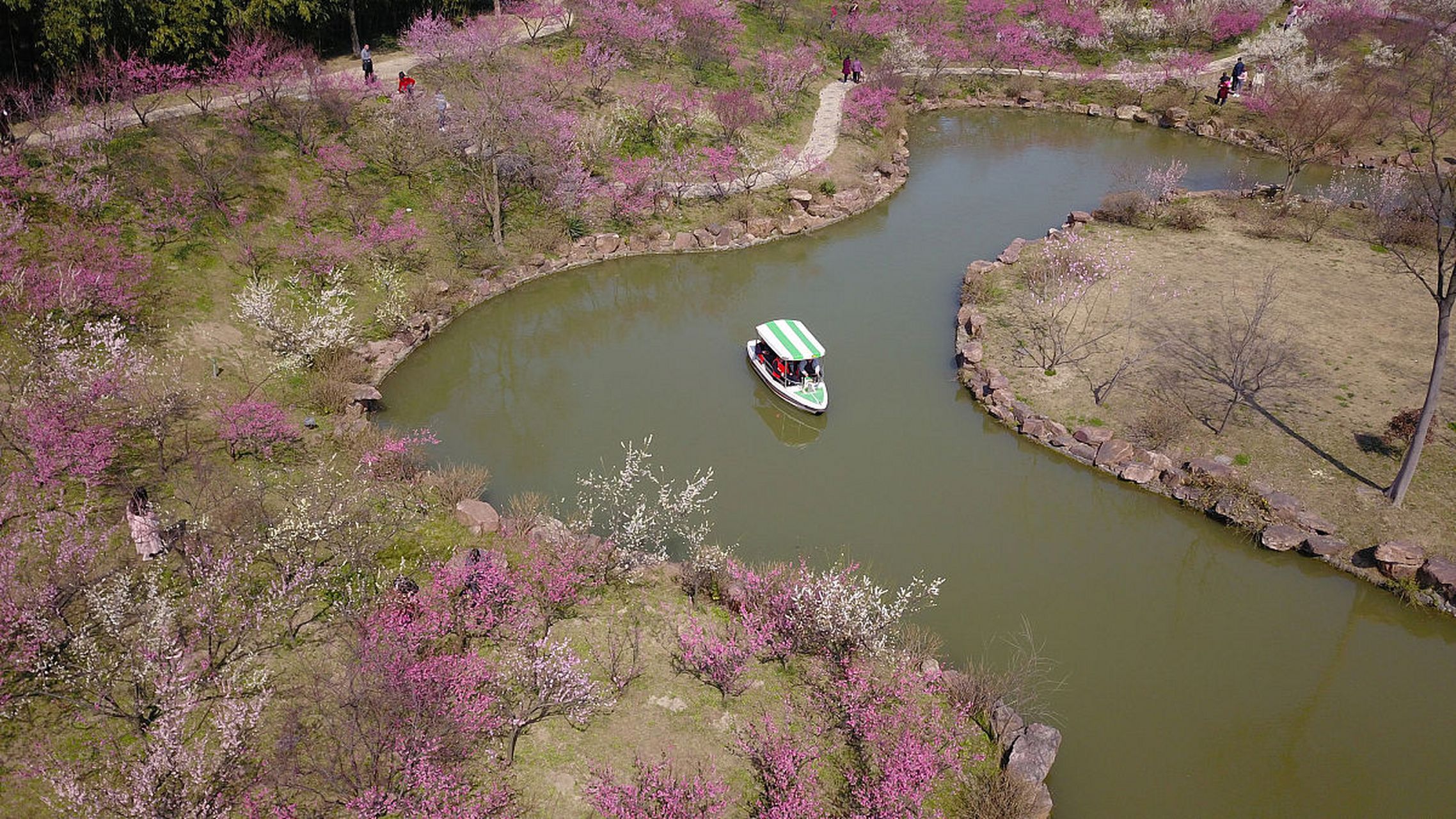 桃花岛位于东海之上,是浙江省舟山市普陀区的一个岛屿.