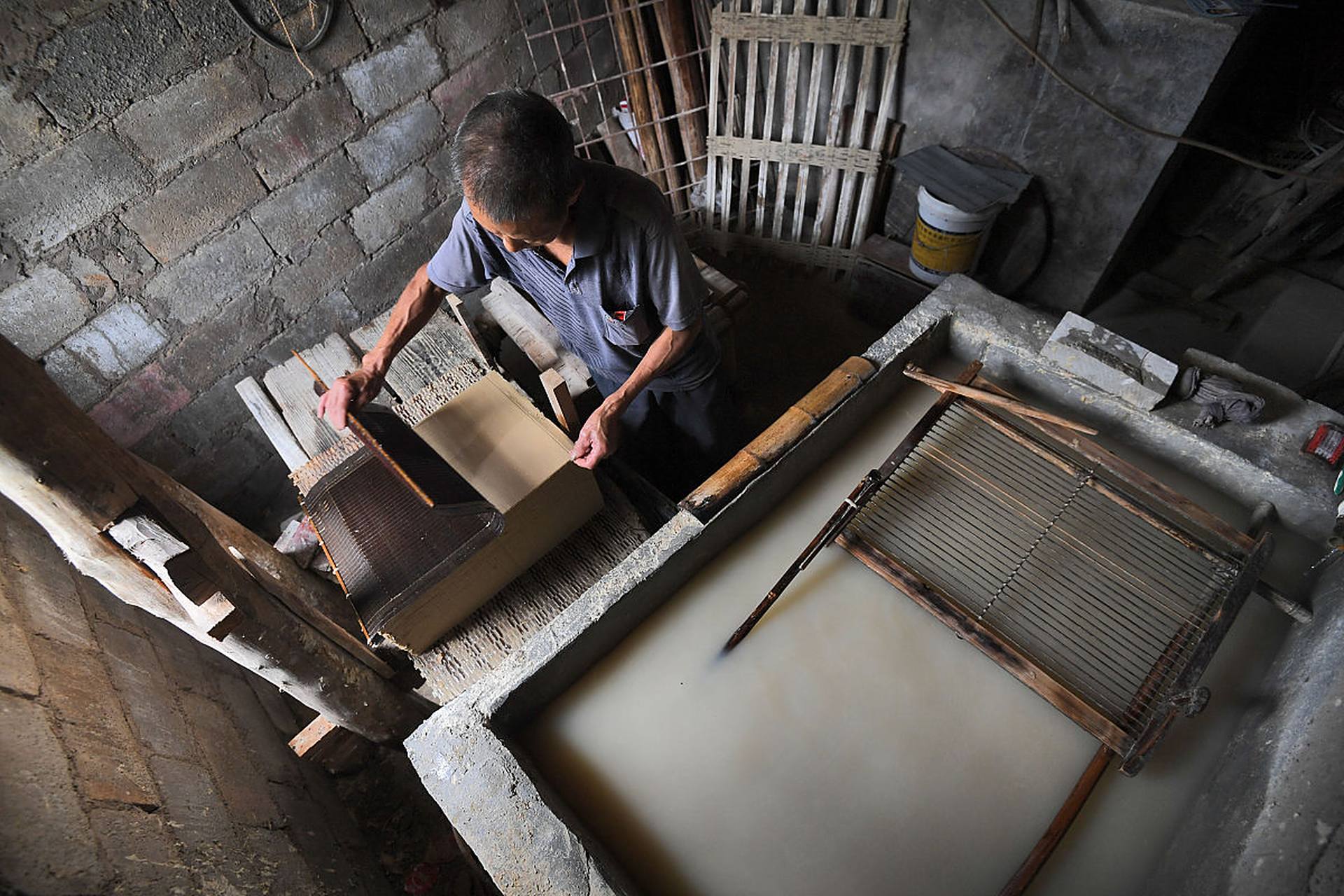 摘要: 蔡伦改进造纸术降低了制作成本,提高了生产效率,使纸张成为轻便
