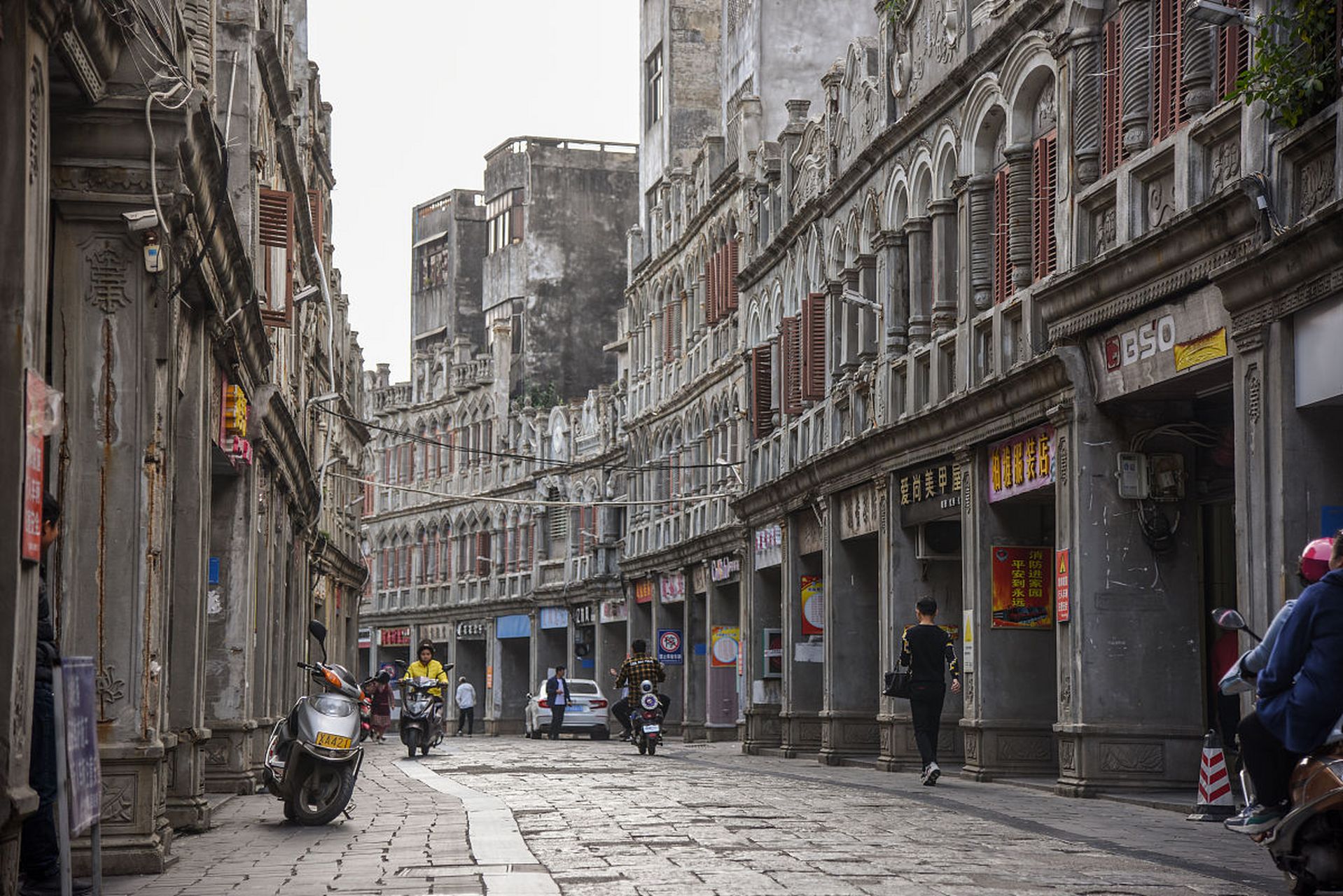 梧州骑楼城的魅力 ##城市点评# 骑楼城的建筑风格独特,它结合了中西方