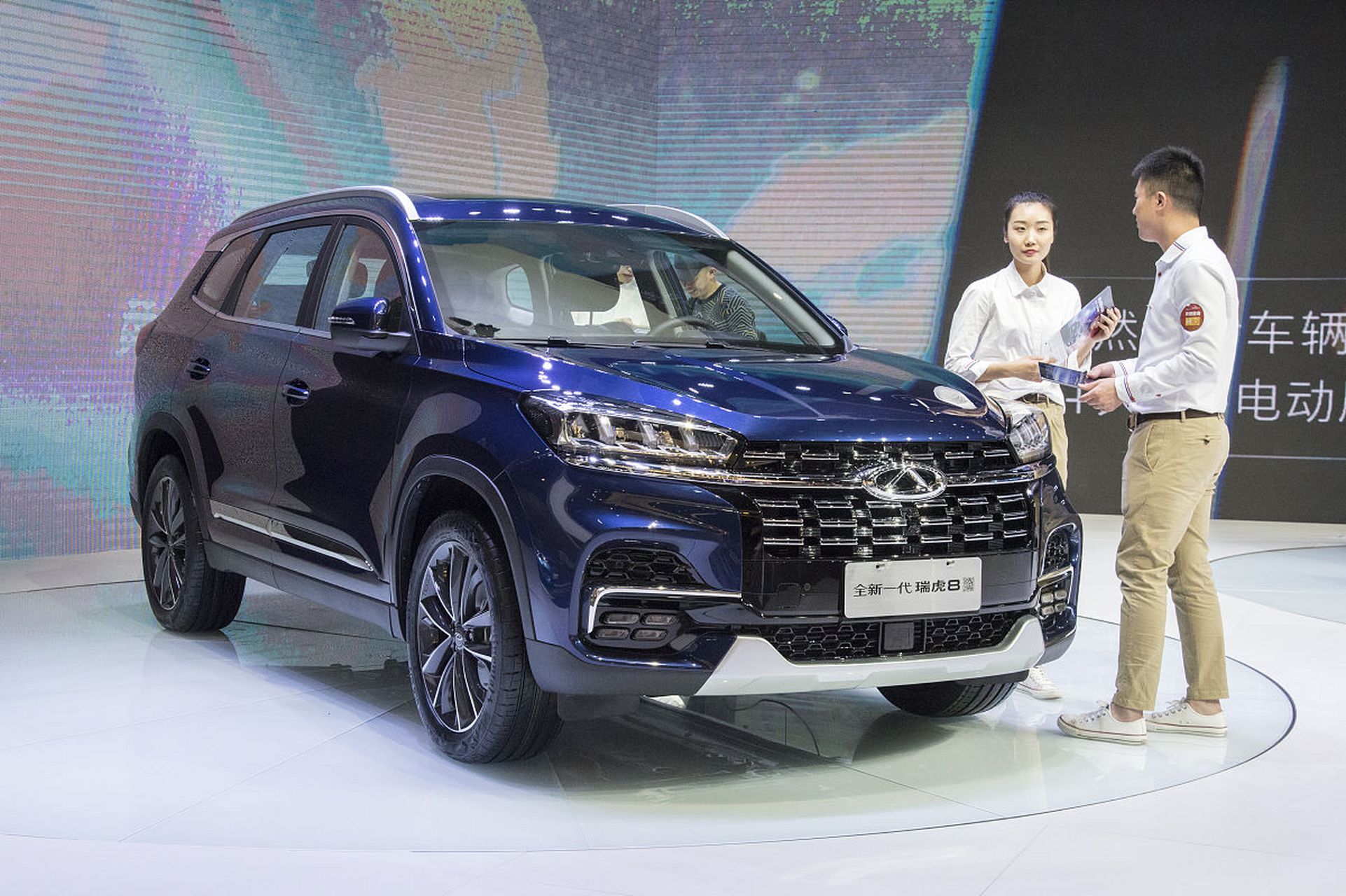 上汽大通d60是中型suv,外观时尚大气,内饰精致,搭载高效动力系统,空间