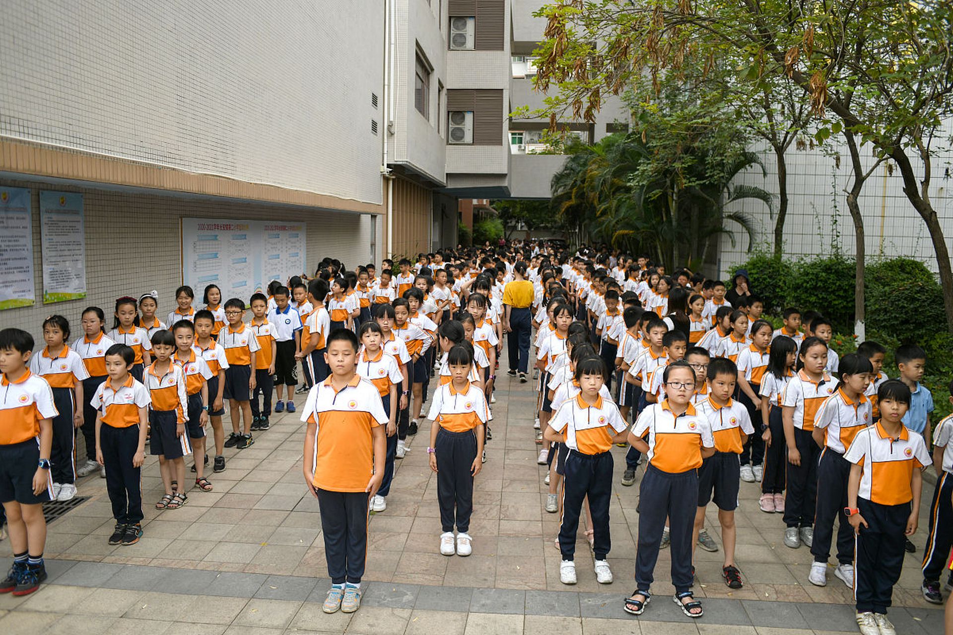 东莞一高中校服费4000多元引争议# 在东莞市光正实验学校,该校日前