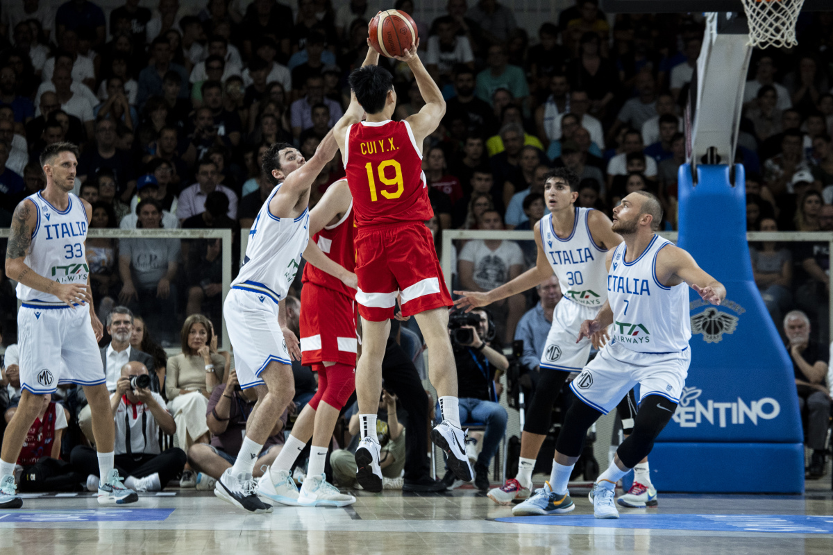 中国男篮输意大利!战术配合待提高,后卫线太拉胯!