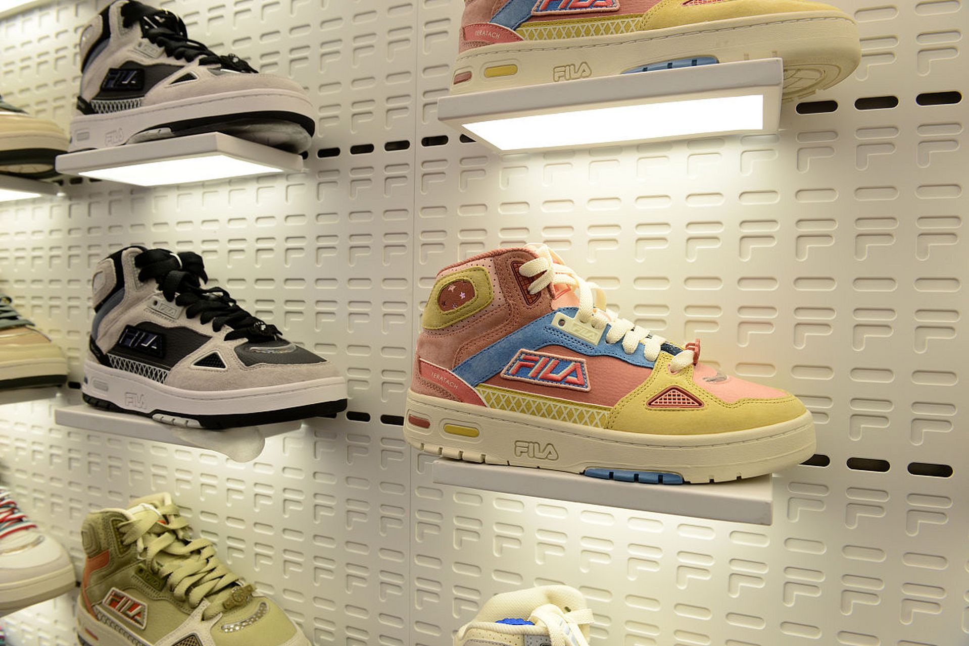 今天孩子回家给我说把同学的衣服撕坏了,要赔偿800元.