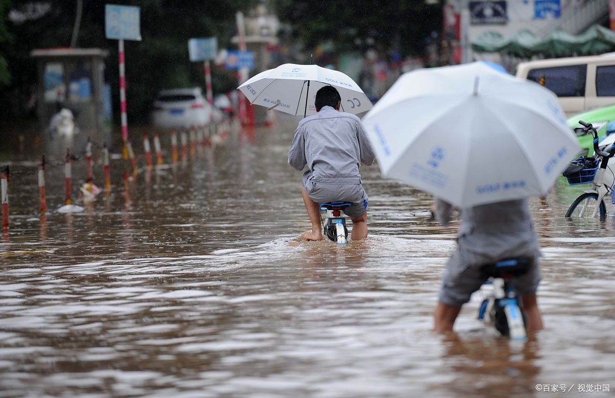 受强降雨影响,葫芦岛市建昌县部分村镇暴发山洪,300 多名受灾群众被困