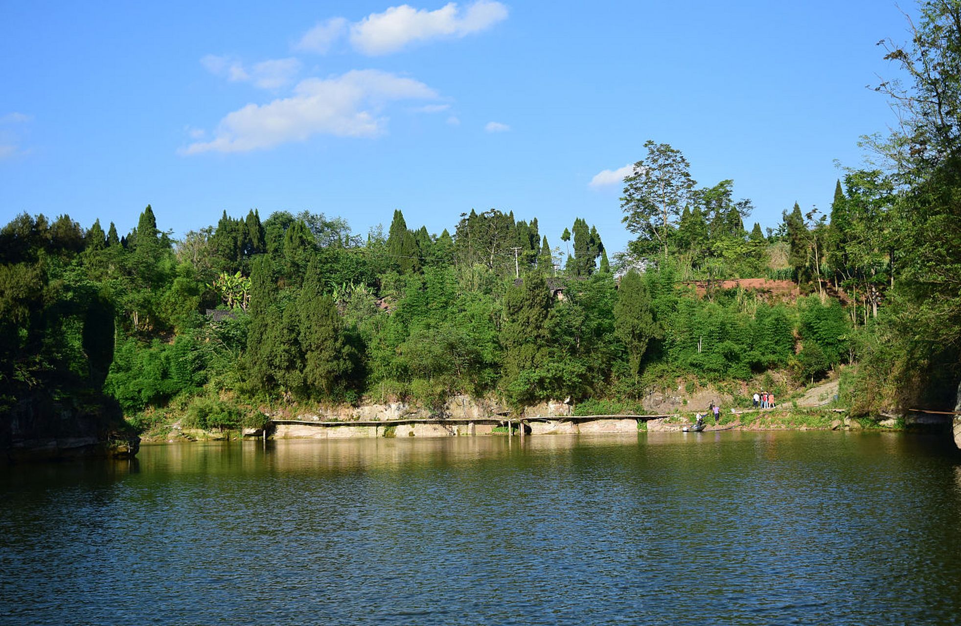 最近,四川青川县的旅游胜地——白龙湖开始迎来更多游客.