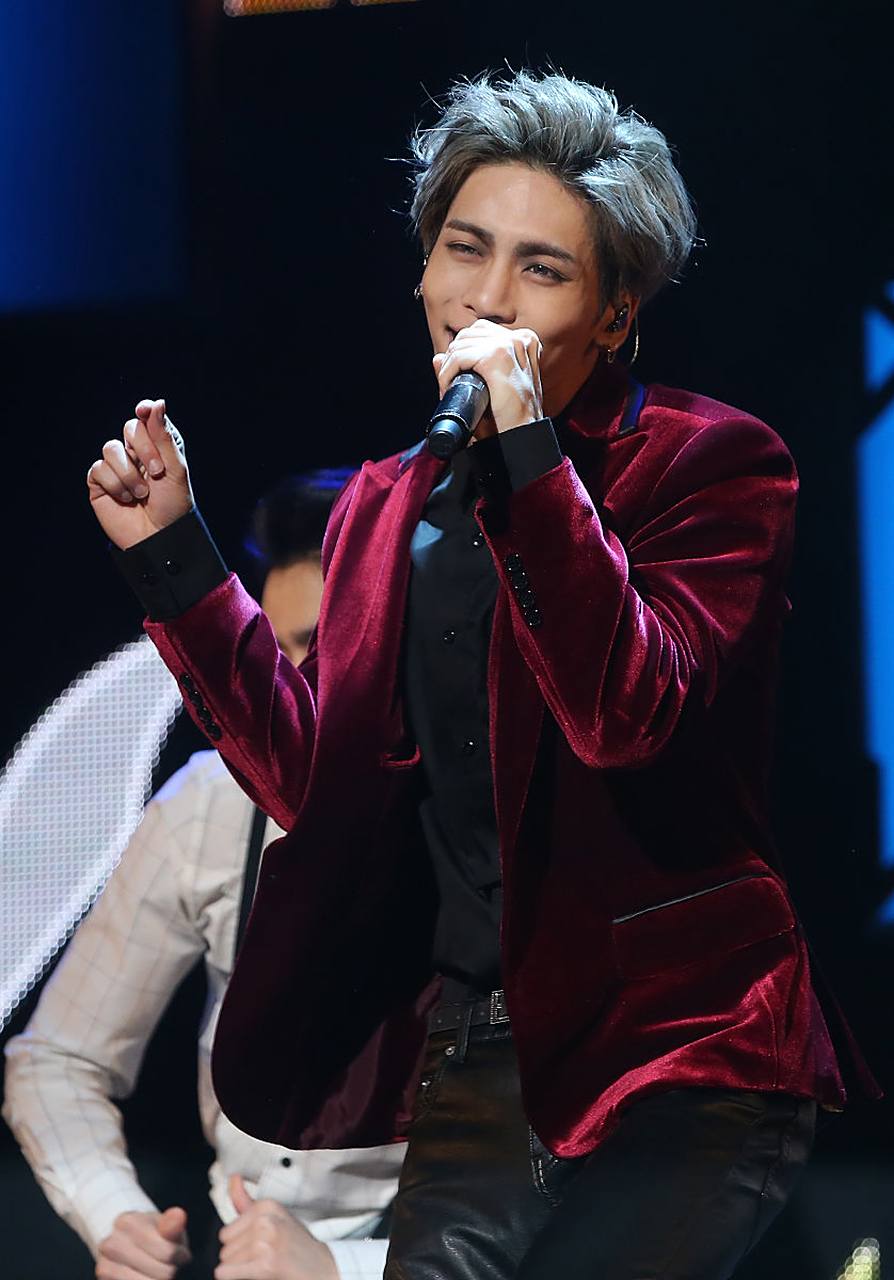 韩国流行乐团shinee的灵魂人物,钟铉以其独特的音色和深情的演唱风格