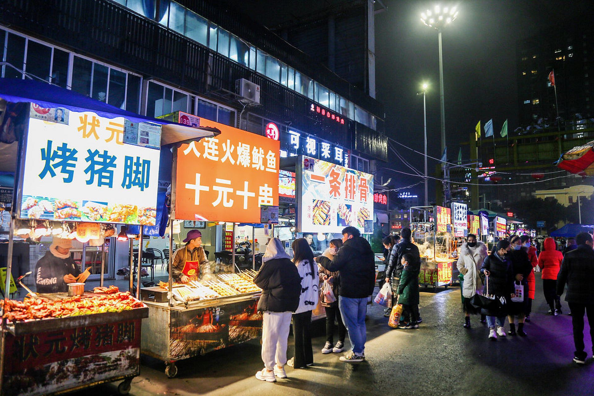 在夜市中,你还可以找到一些特色小店,比如糖画摊,糖葫芦摊等.