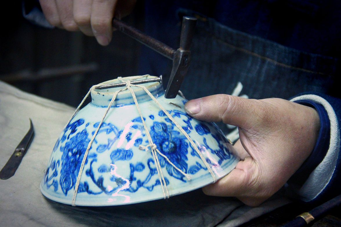 修复过程包括清洗,拼接,粘合,填补,打磨和涂漆.