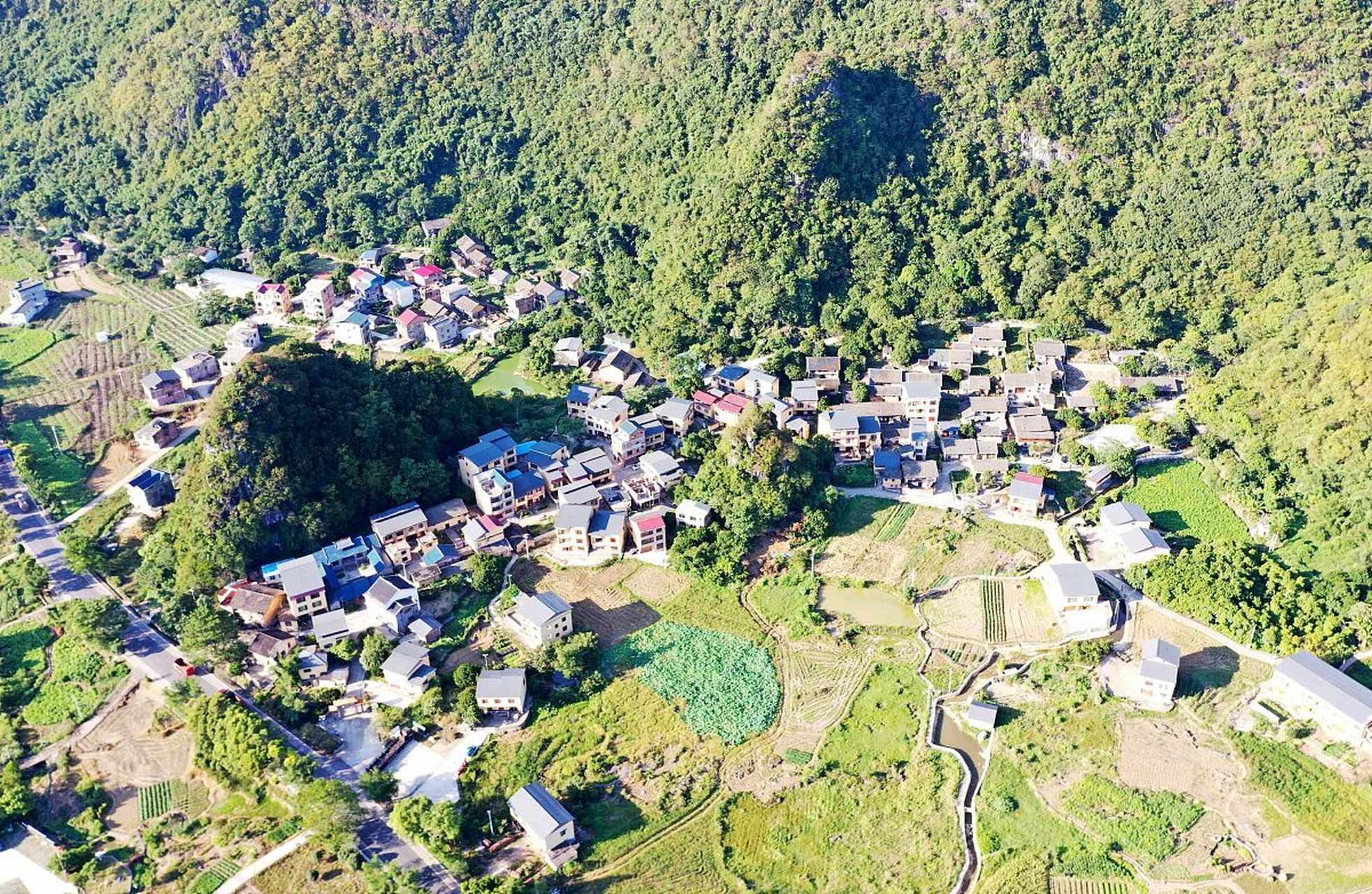 位于高处的花竹村,俯瞰着一片壮阔的水天交融之景,如诗如画.