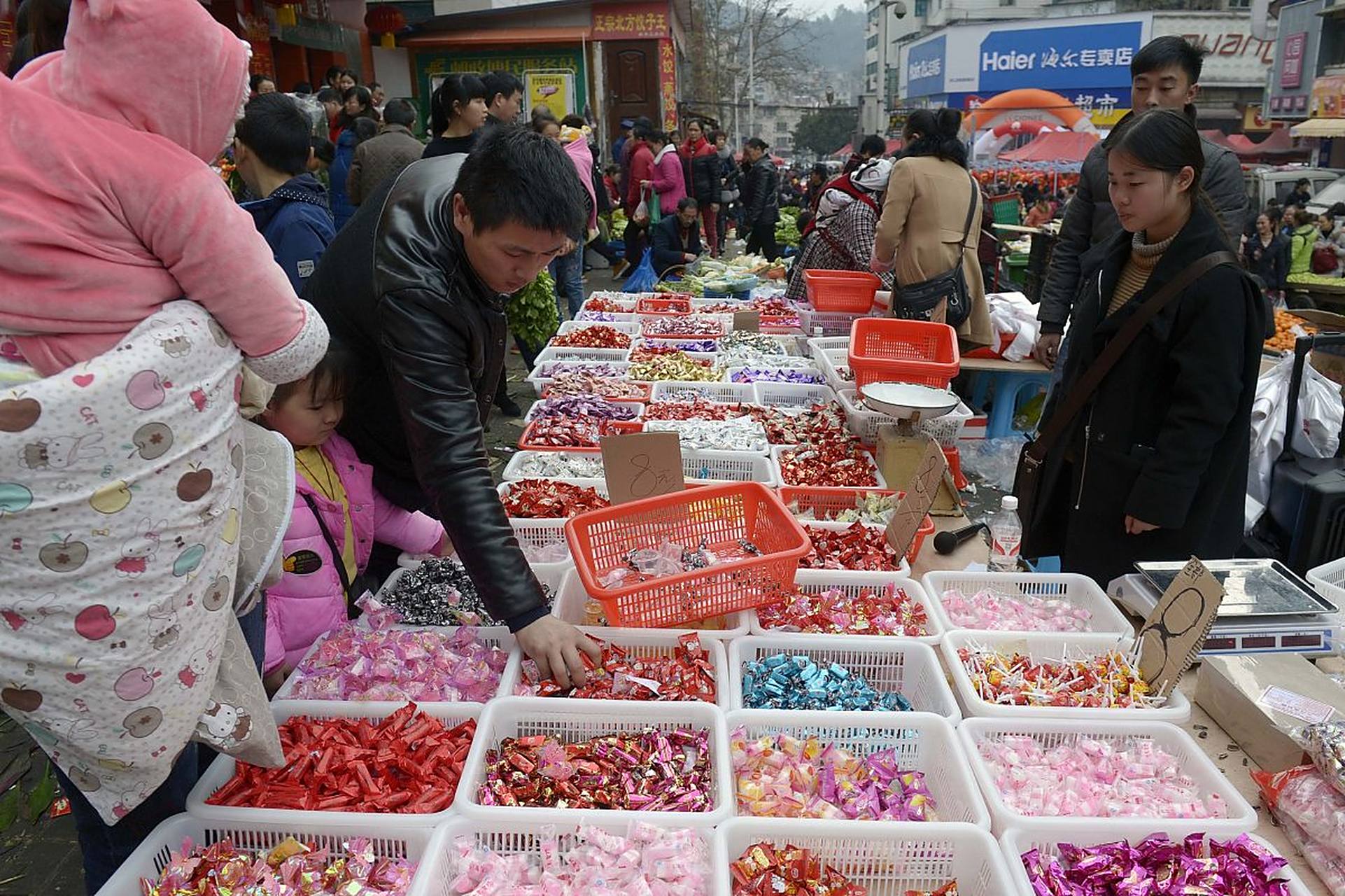 乡镇摆摊卖什么小商品火爆(乡镇上摆地摊卖什么比较好卖)